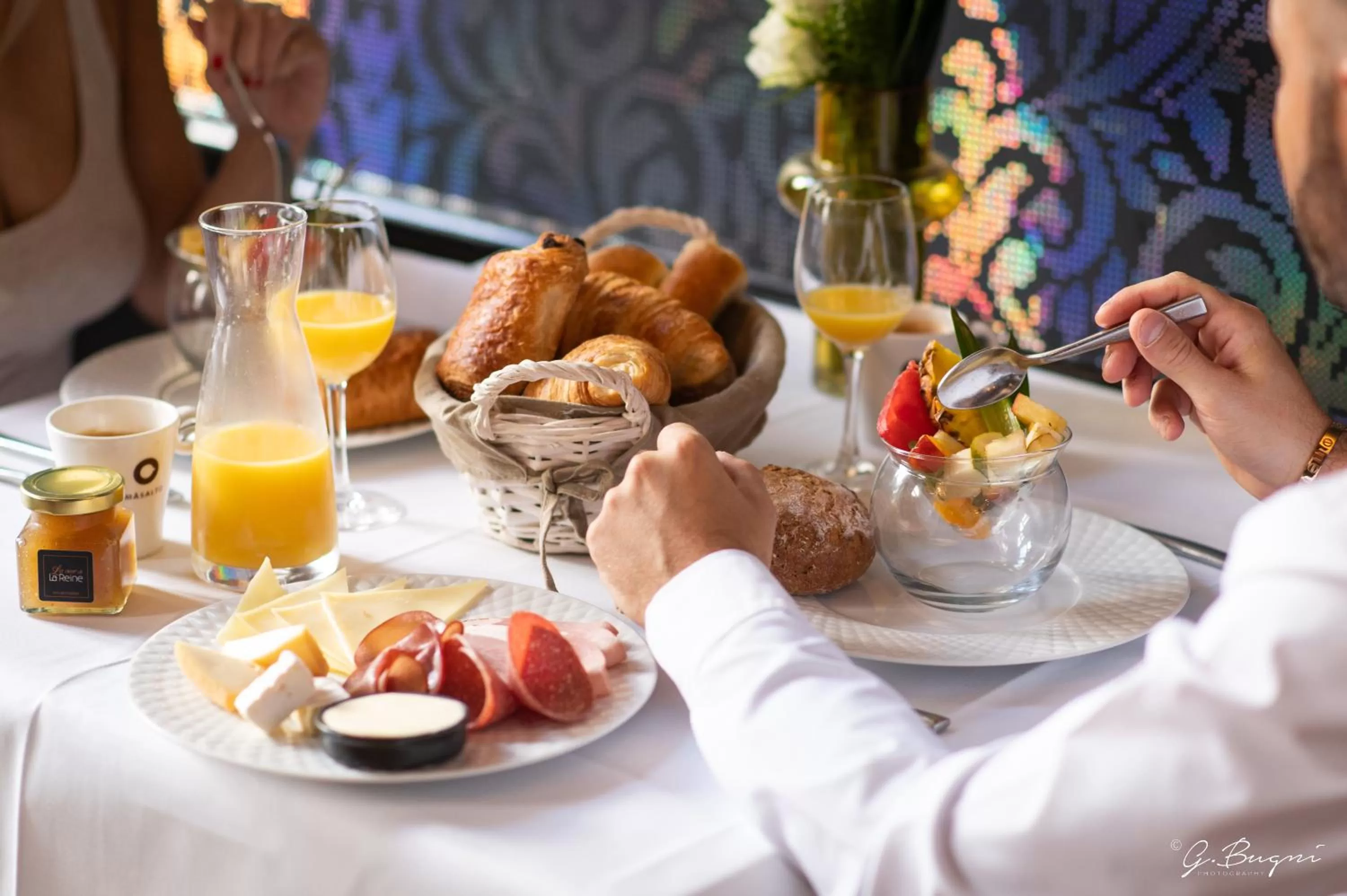 Food and drinks in La Reine Hôtel & Restaurant