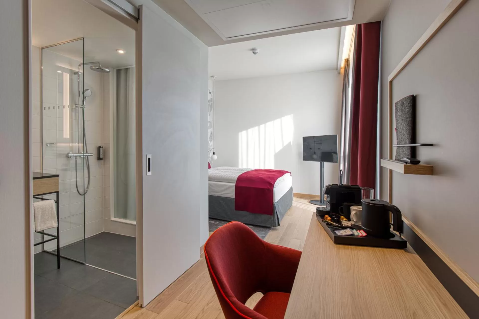 Photo of the whole room, Bed in IntercityHotel Berlin Airport BER Terminal 1 & 2