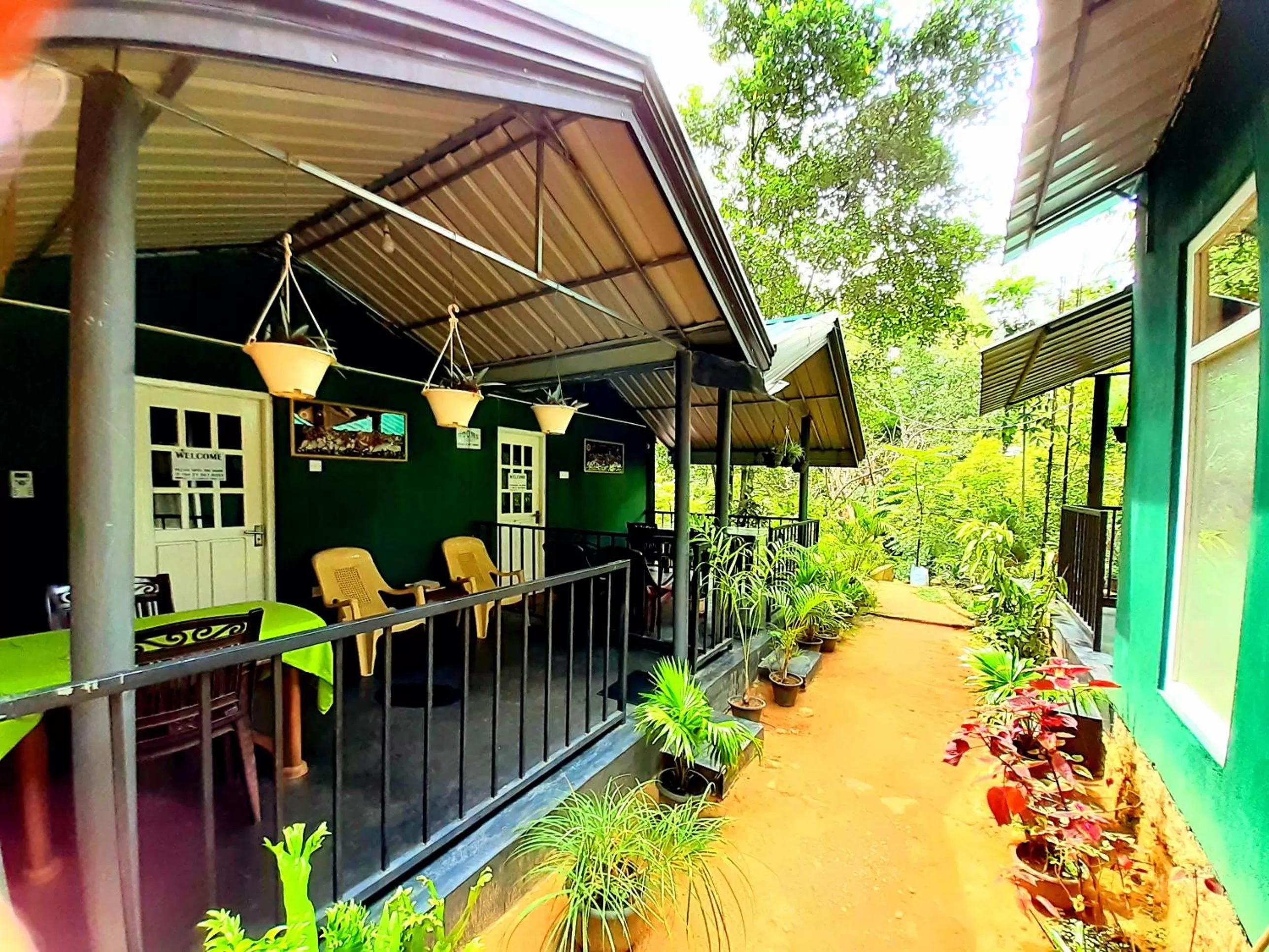 Facade/entrance in Green Lantern Inn