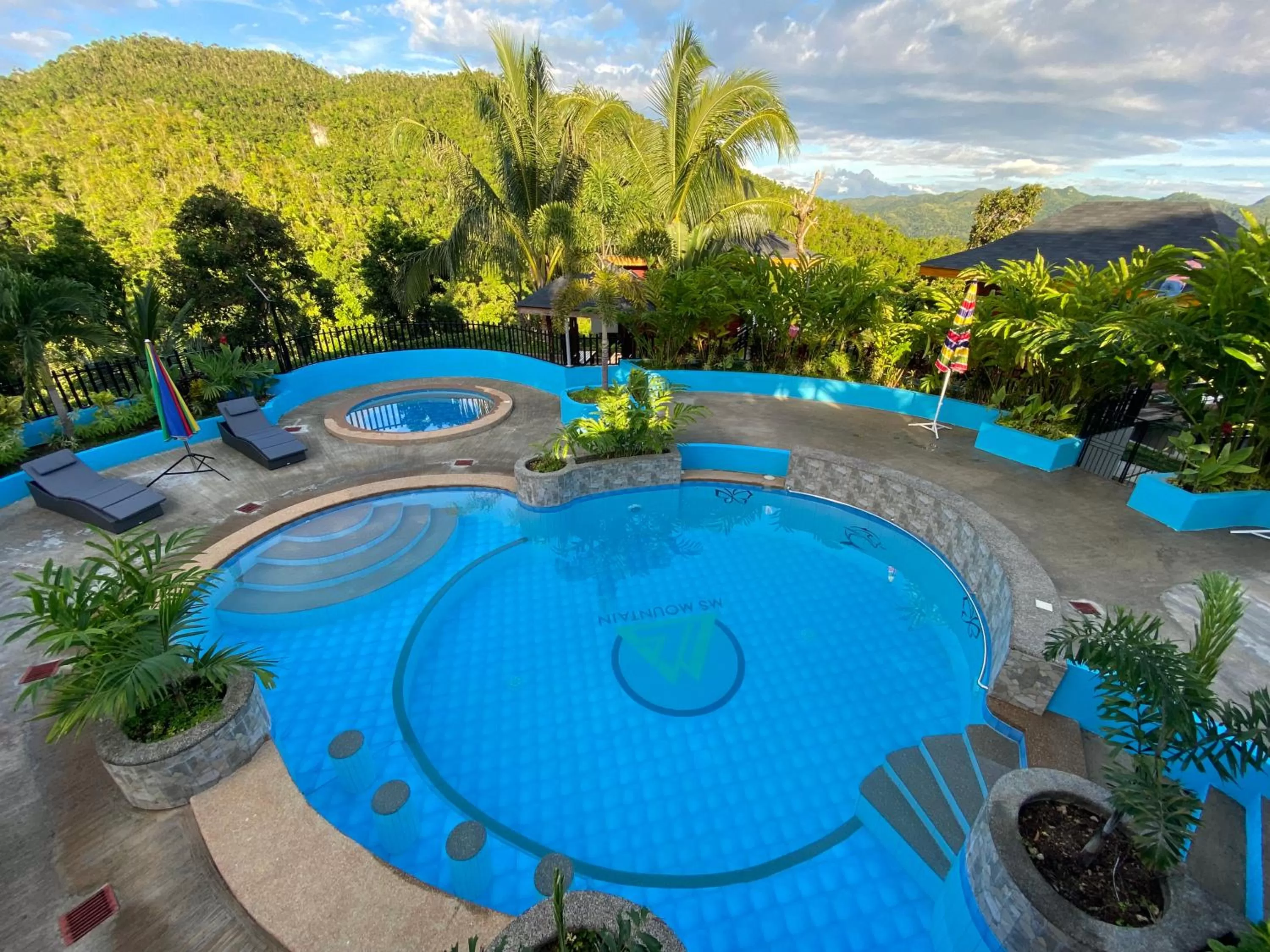 Swimming pool in MS Mountain Cabin