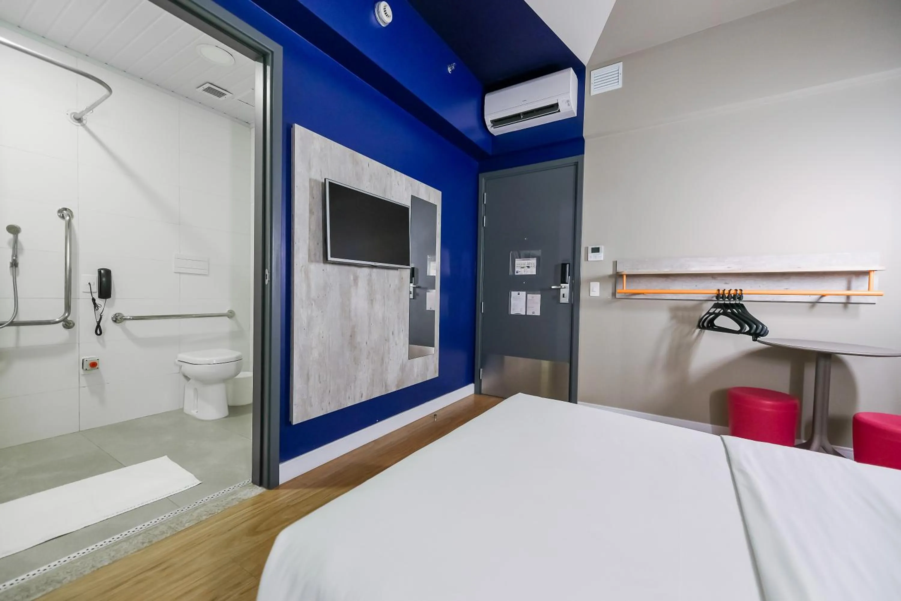 Shower, Bed in ibis budget Santos Gonzaga