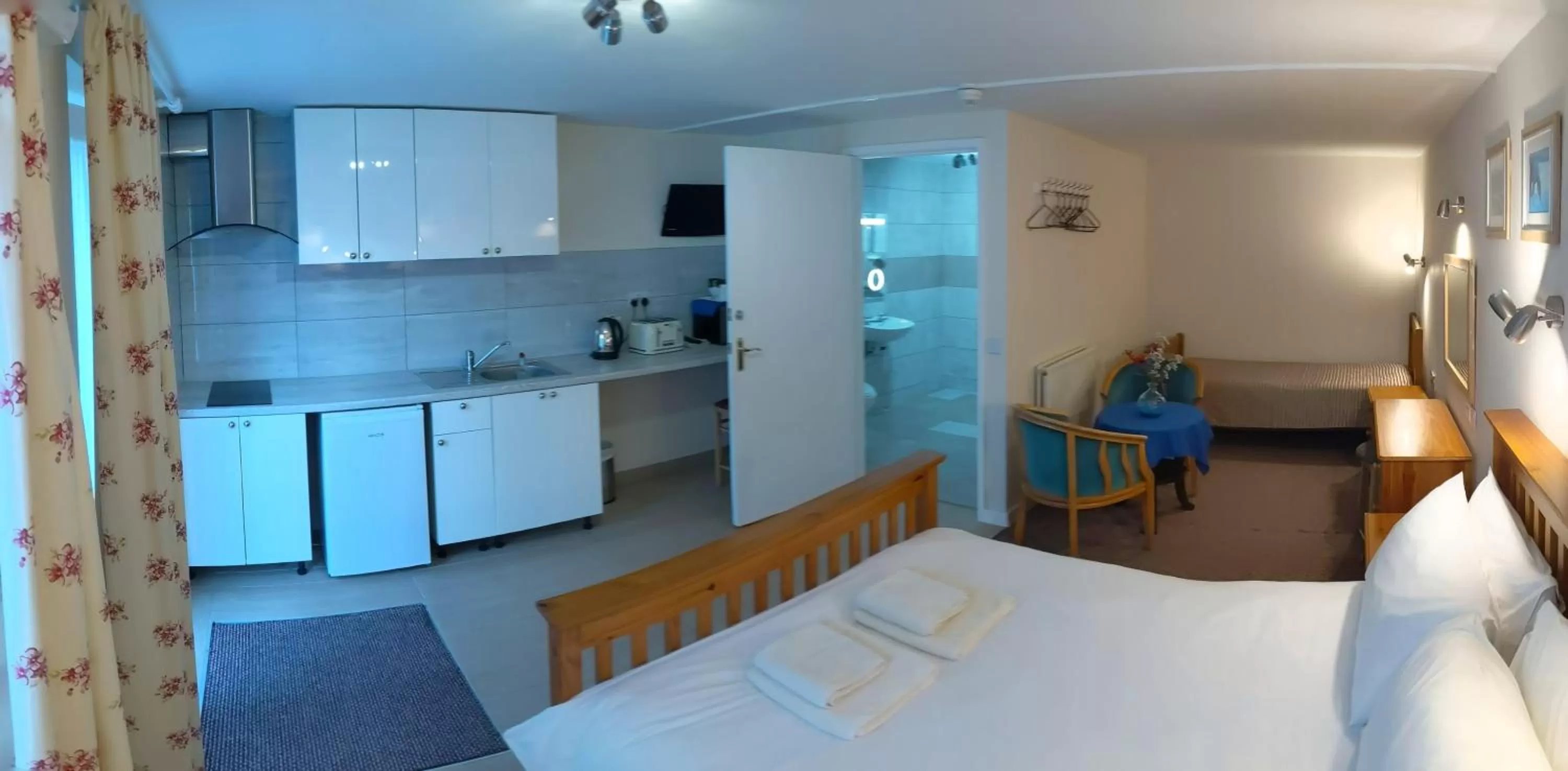 Kitchen or kitchenette, Bed in Ivybridge Guesthouse