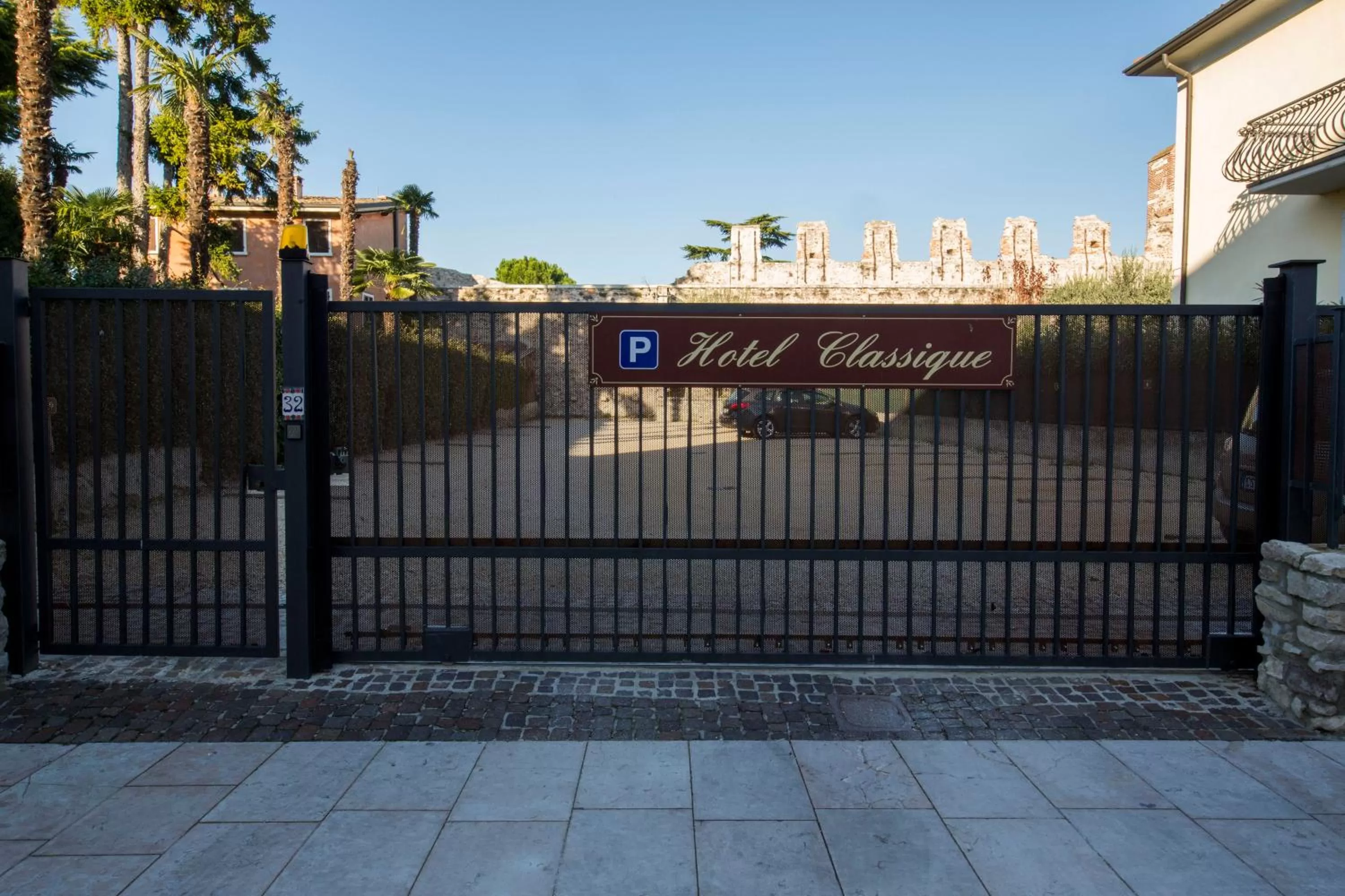 Property Logo/Sign in Classique