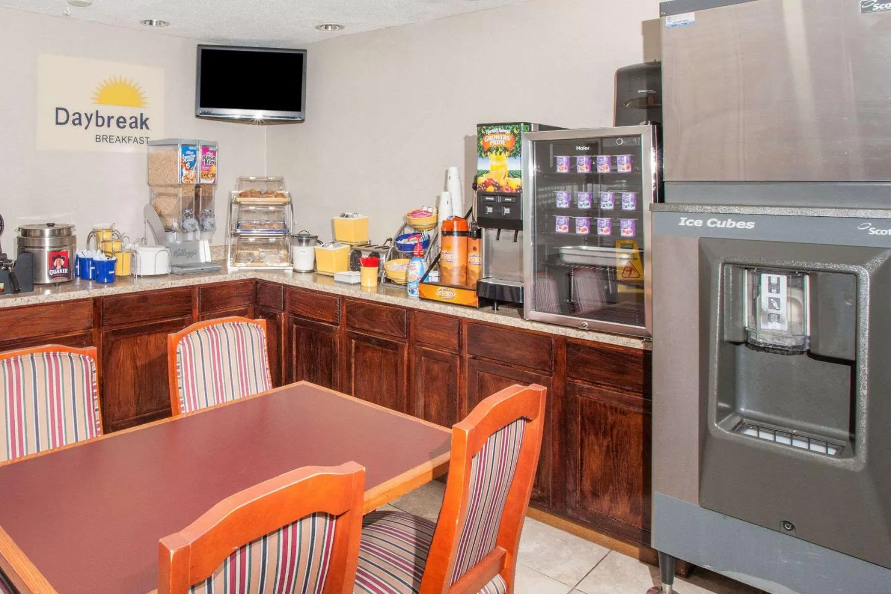 Restaurant/places to eat in Days Inn by Wyndham Fort Wayne