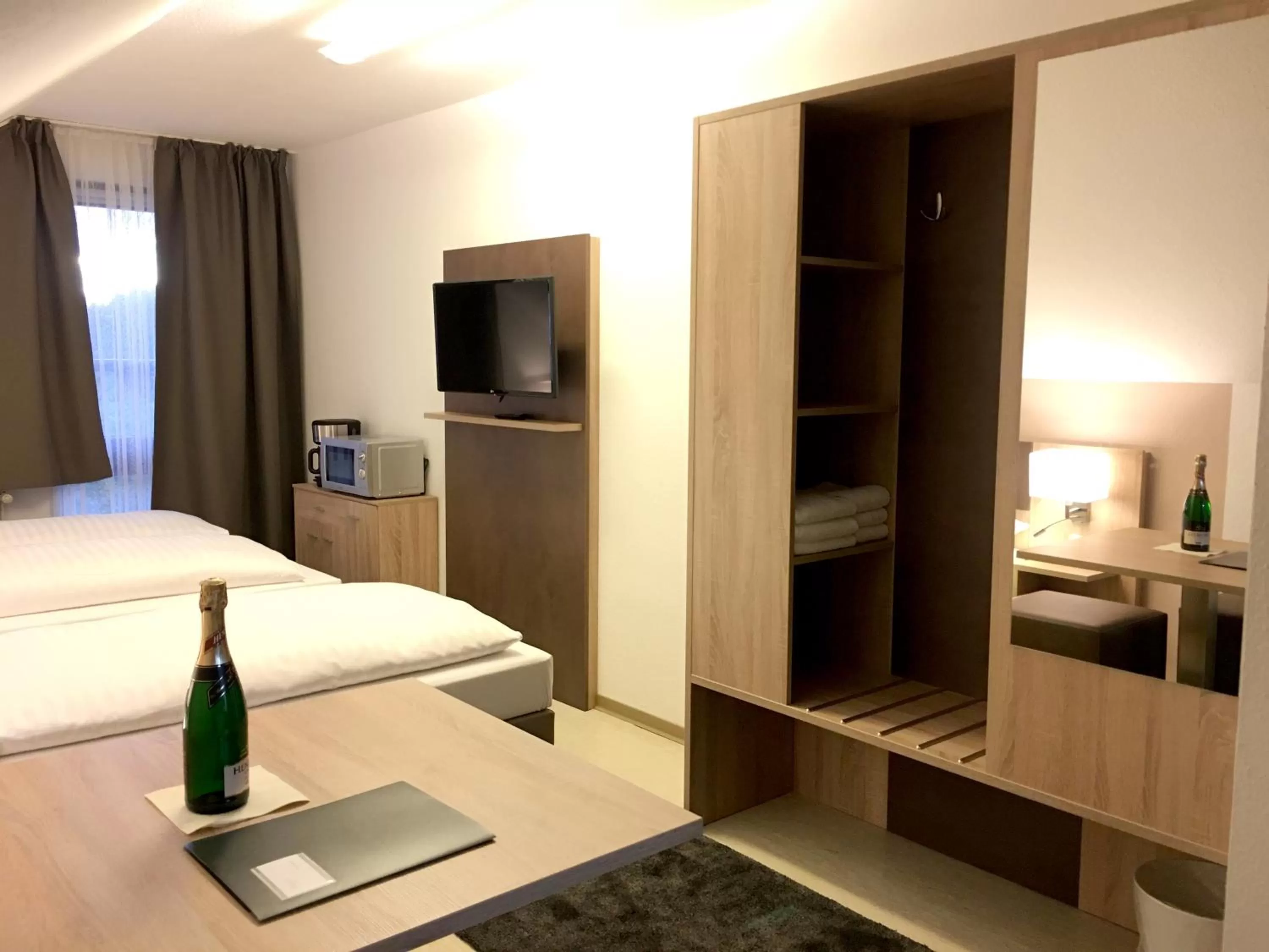 Photo of the whole room, TV/Entertainment Center in Hana Aparthotel