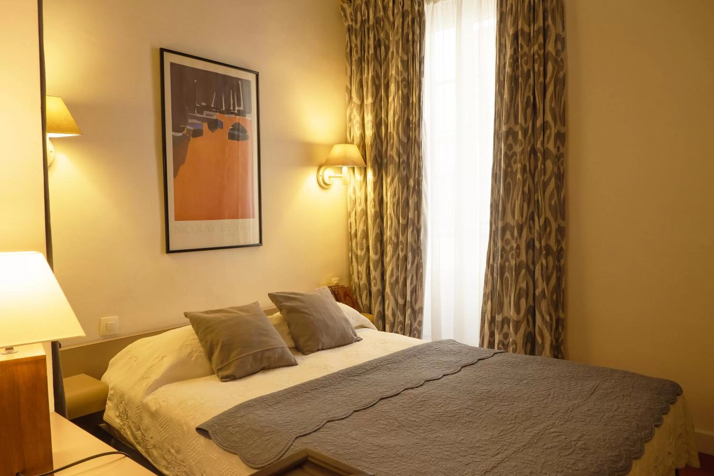 Bed in Hôtel du Cygne Paris