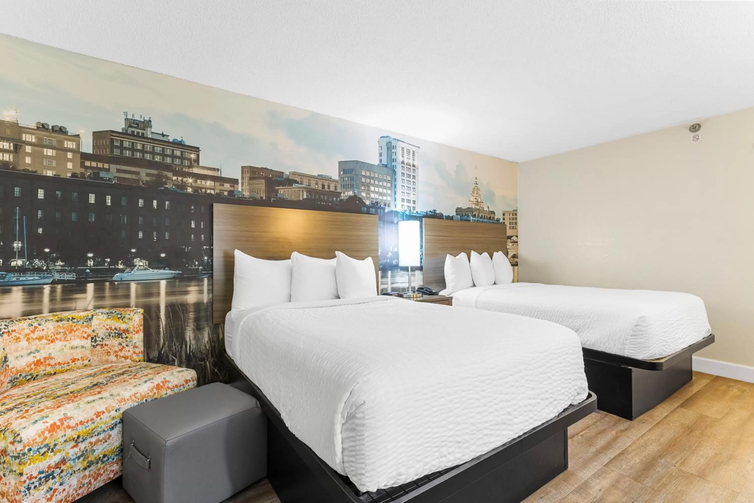 Photo of the whole room, Bed in Clarion Pointe Savannah Gateway I-95