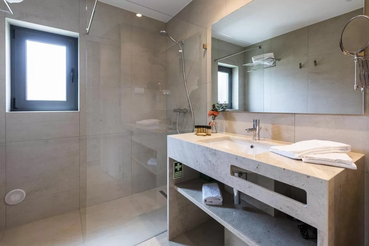 Bathroom in Real Abadia, Congress & Spa Hotel