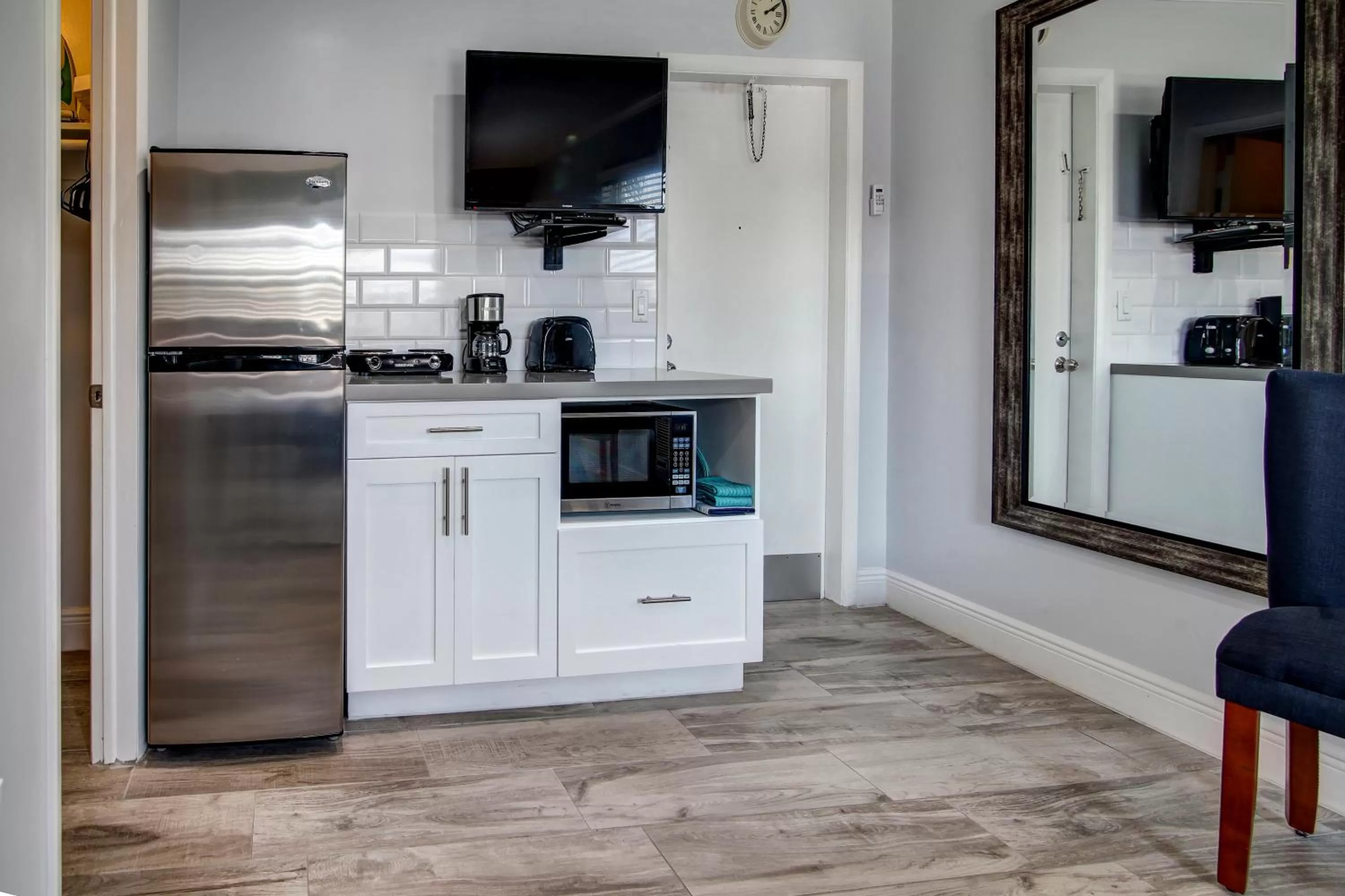 Kitchen or kitchenette in May-Dee Suites in Florida