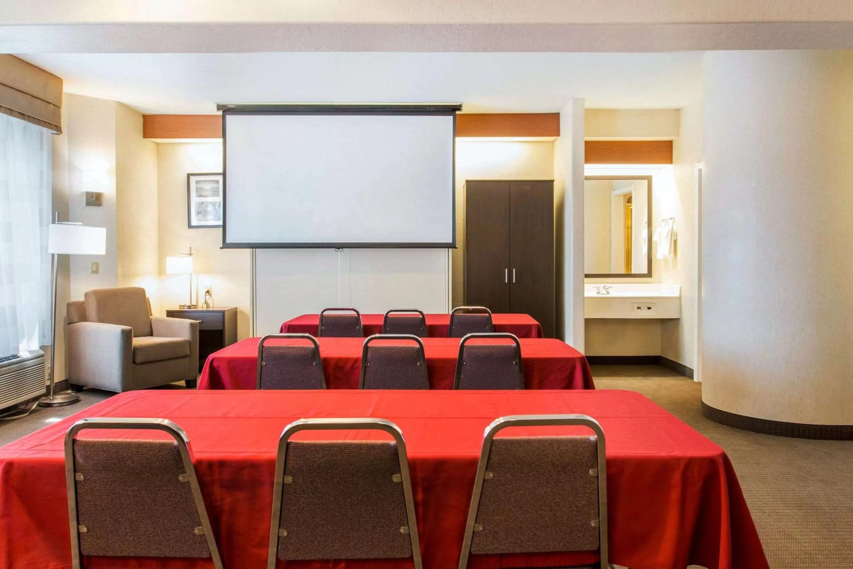 On site, Bed in Sleep Inn & Suites Oregon - Toledo