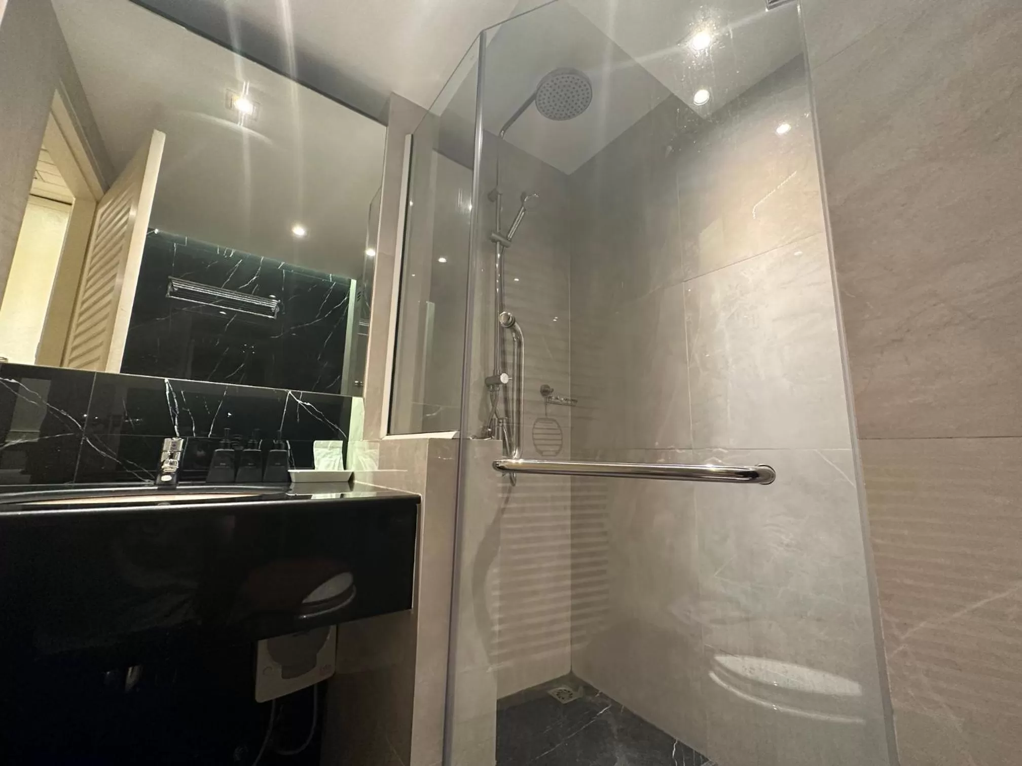 Bathroom in Buddy Lodge, Khaosan Road