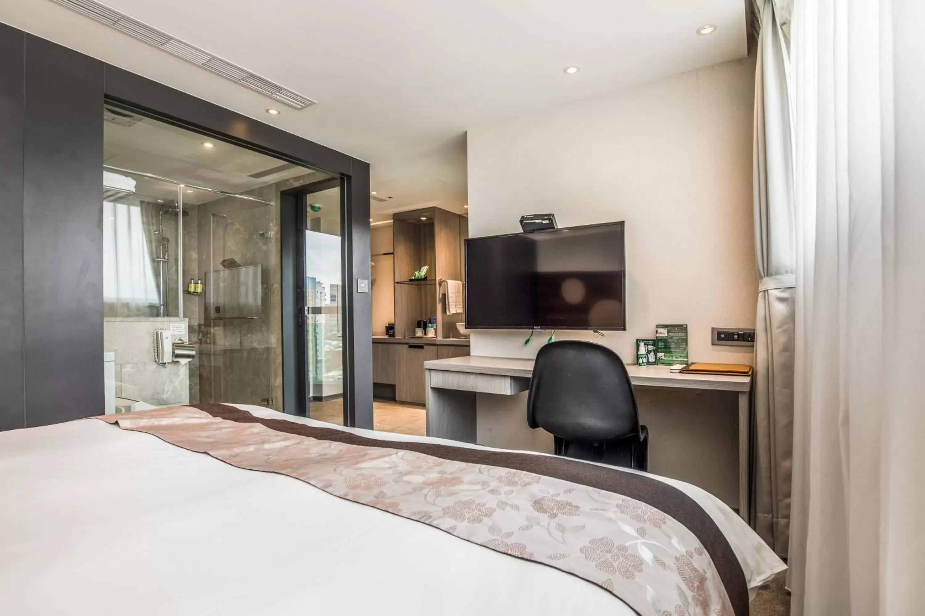 Deluxe Double Room with City View & Balcony in Green World SongShan Deluxe Double Room with City View & Balcony in Green World SongShan