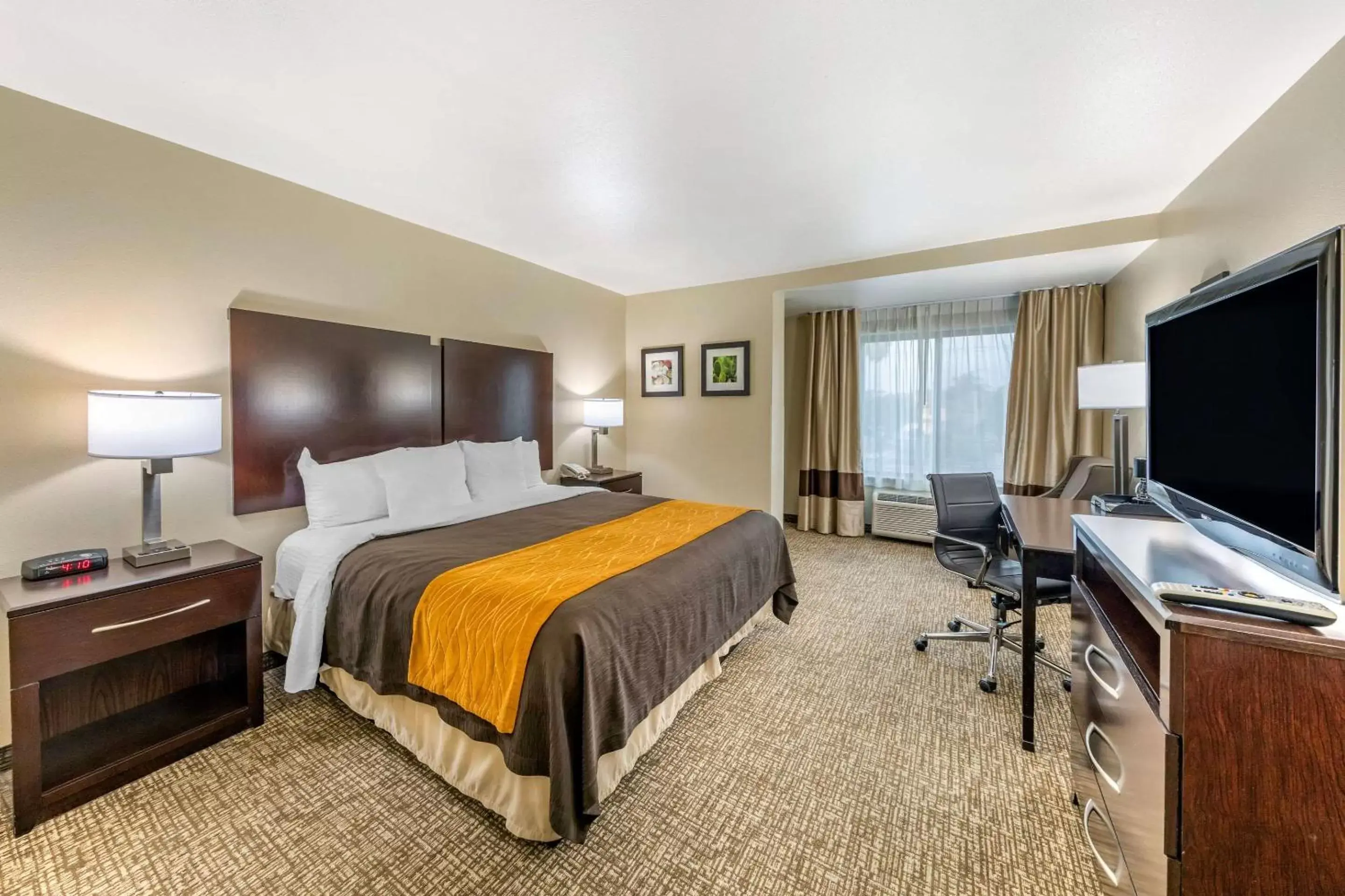 King Room with Roll-in-Shower - Accessible/Non-Smoking in Comfort Inn and Suites Colton/San Bernardino King Room with Roll-in-Shower - Accessible/Non-Smoking in Comfort Inn and Suites Colton/San Bernardino