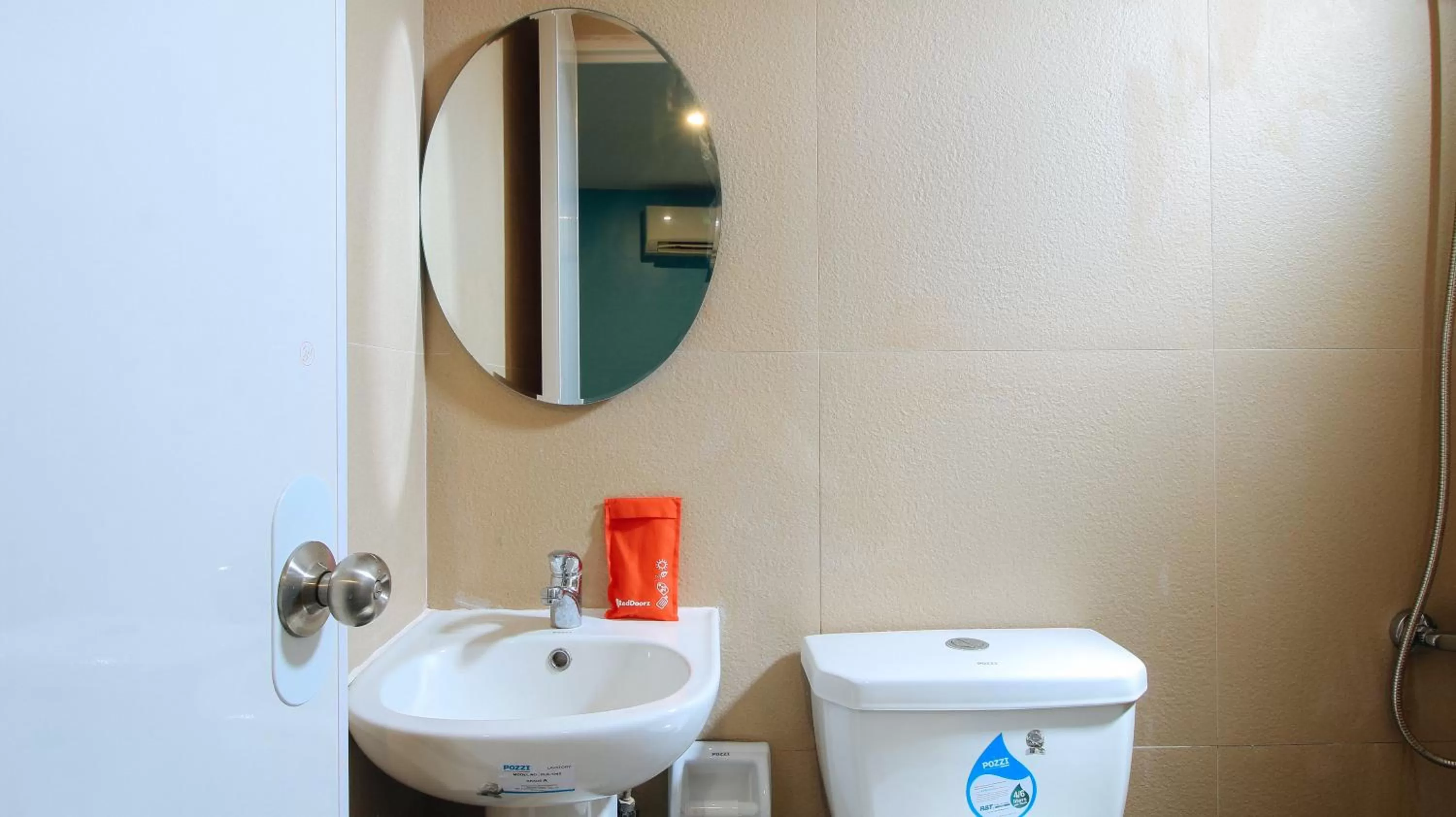 Toilet in RedDoorz at Hotel Rosemarie