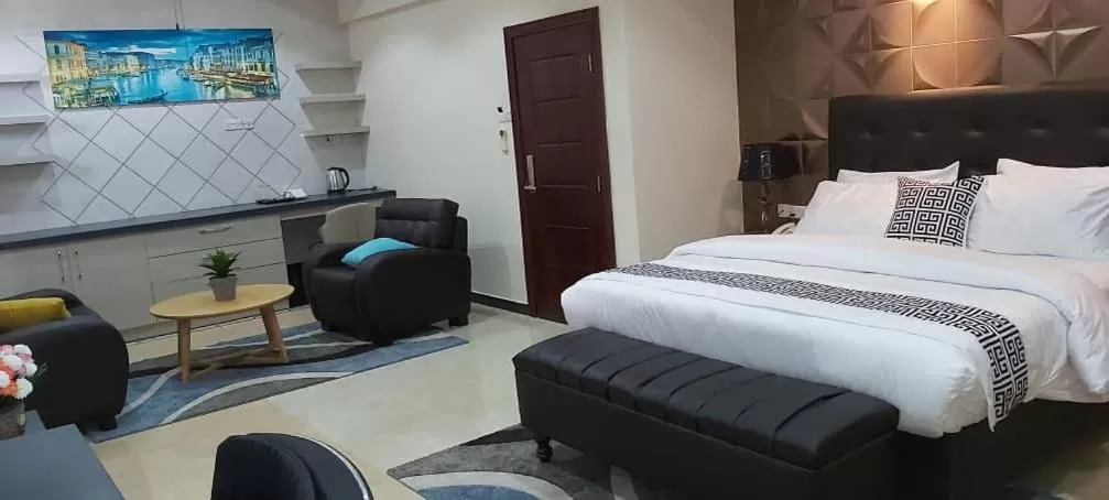 Bed in Lantana Hotel