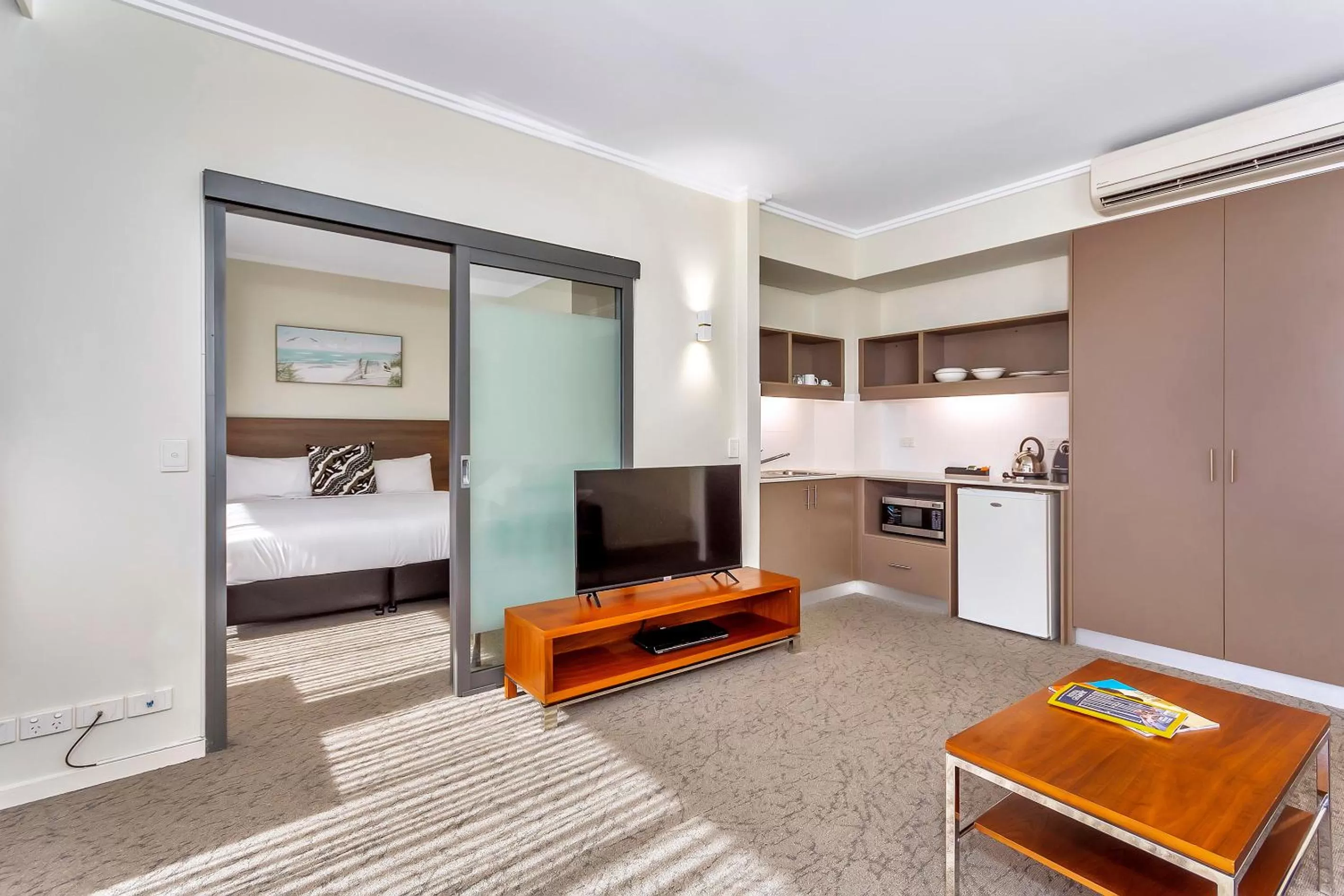 TV and multimedia, Bed in New Haus by Hougoumont Hotel, former Bannister 22