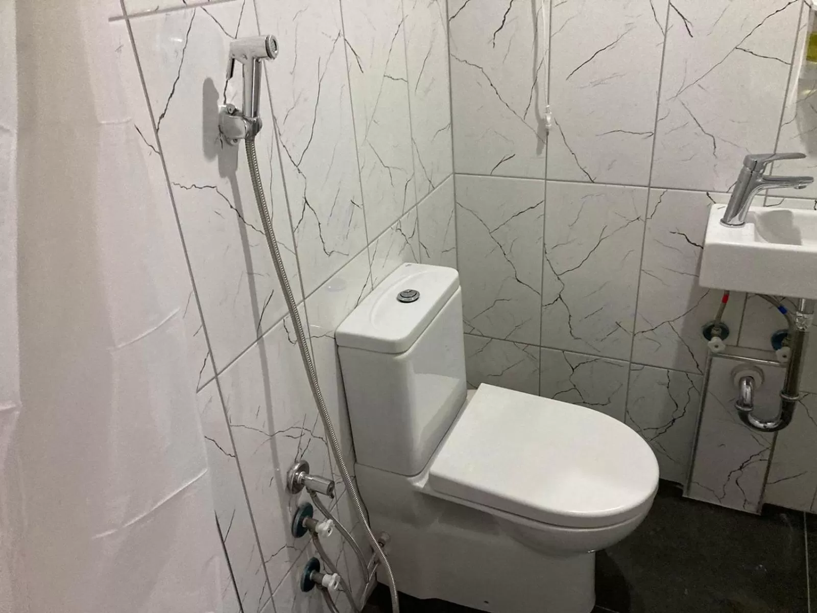 Toilet in NR1 HOTEL