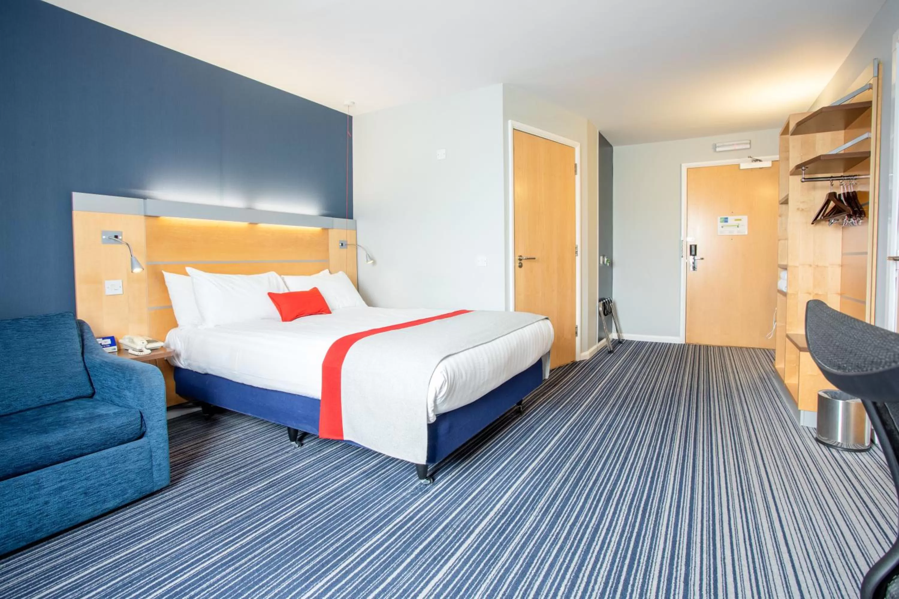 Photo of the whole room, Bed in Holiday Inn Express Dunfermline by IHG