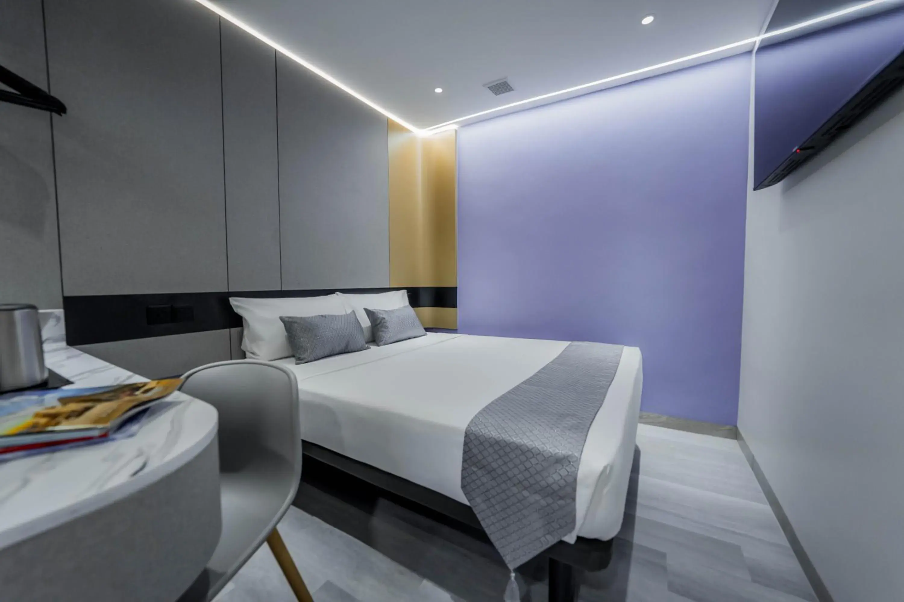 Standard Queen Room in Hotel 81 Palace - NEWLY RENOVATED Standard Queen Room in Hotel 81 Palace - NEWLY RENOVATED