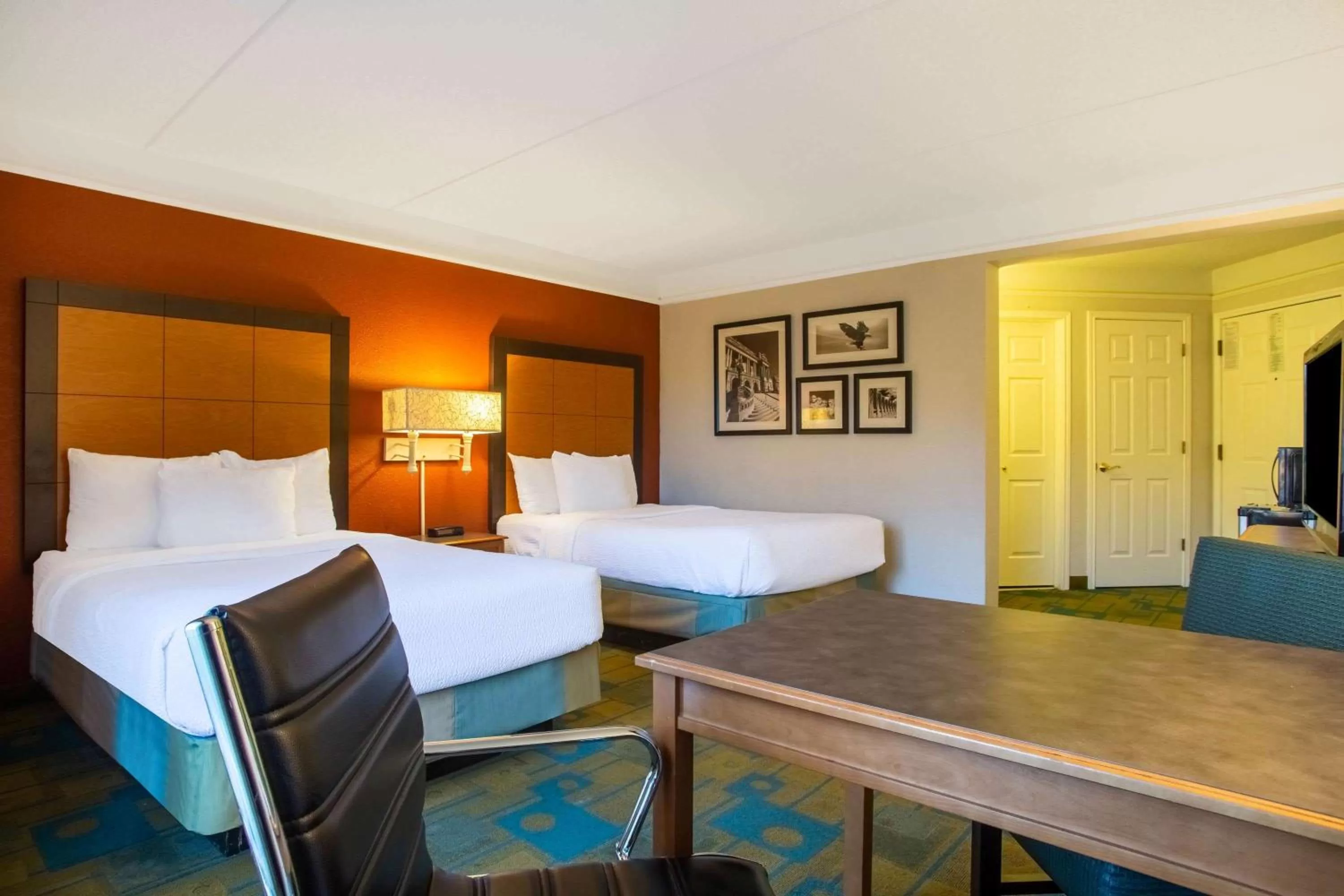 Photo of the whole room, Bed in La Quinta by Wyndham Charlotte Airport South