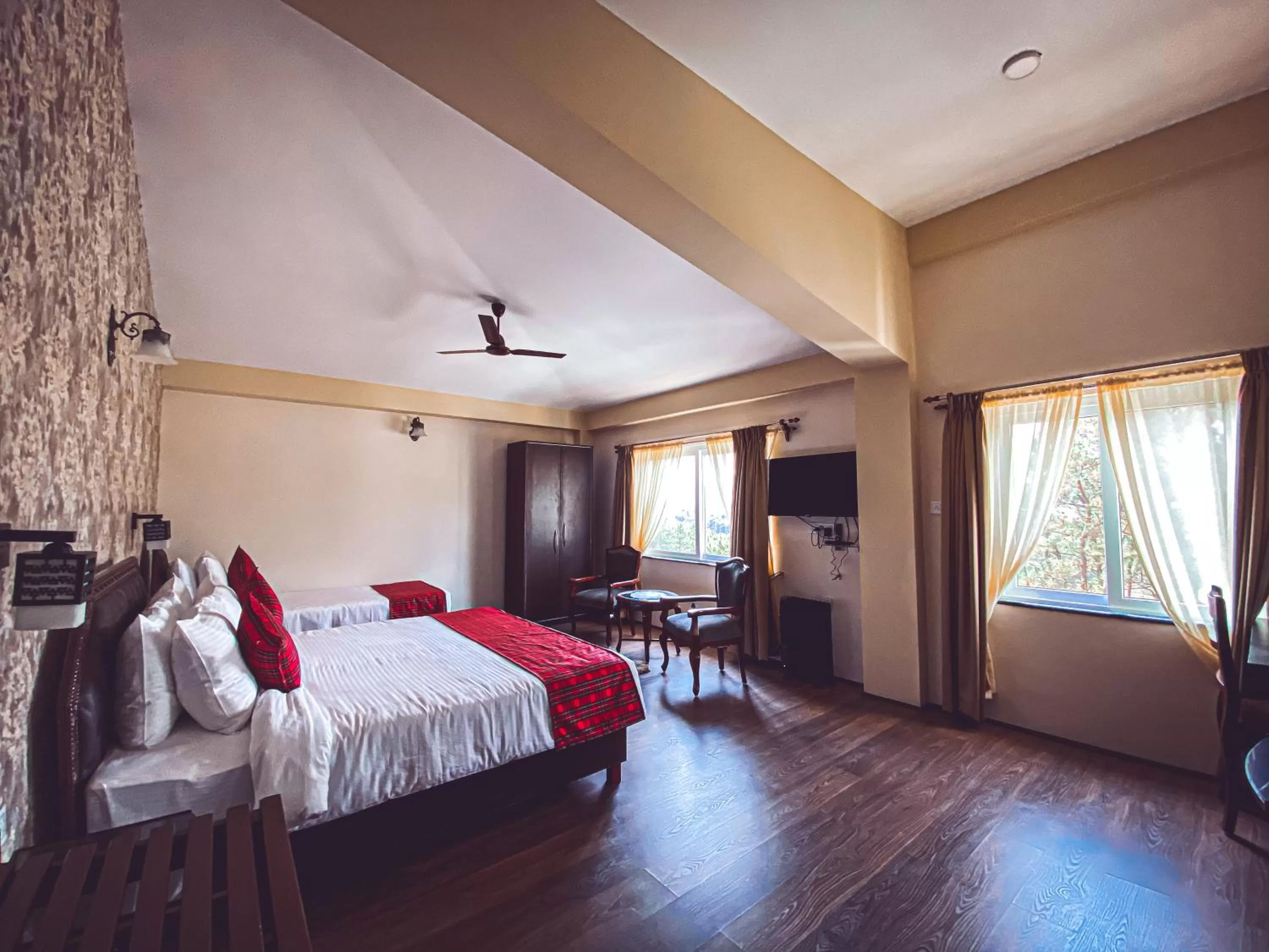 Photo of the whole room in Windermere Inn