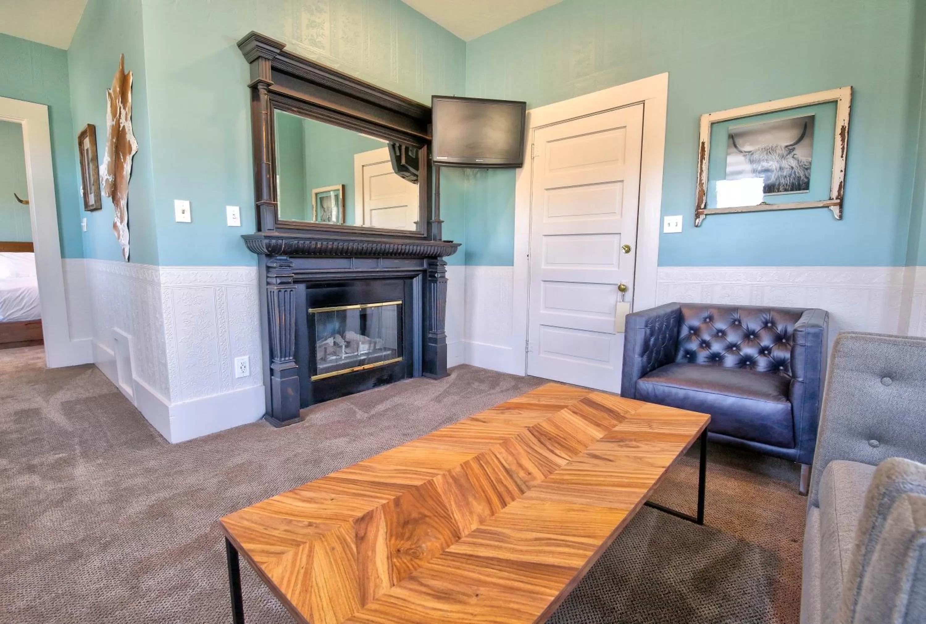 Communal lounge/ TV room in The Groveland Hotel