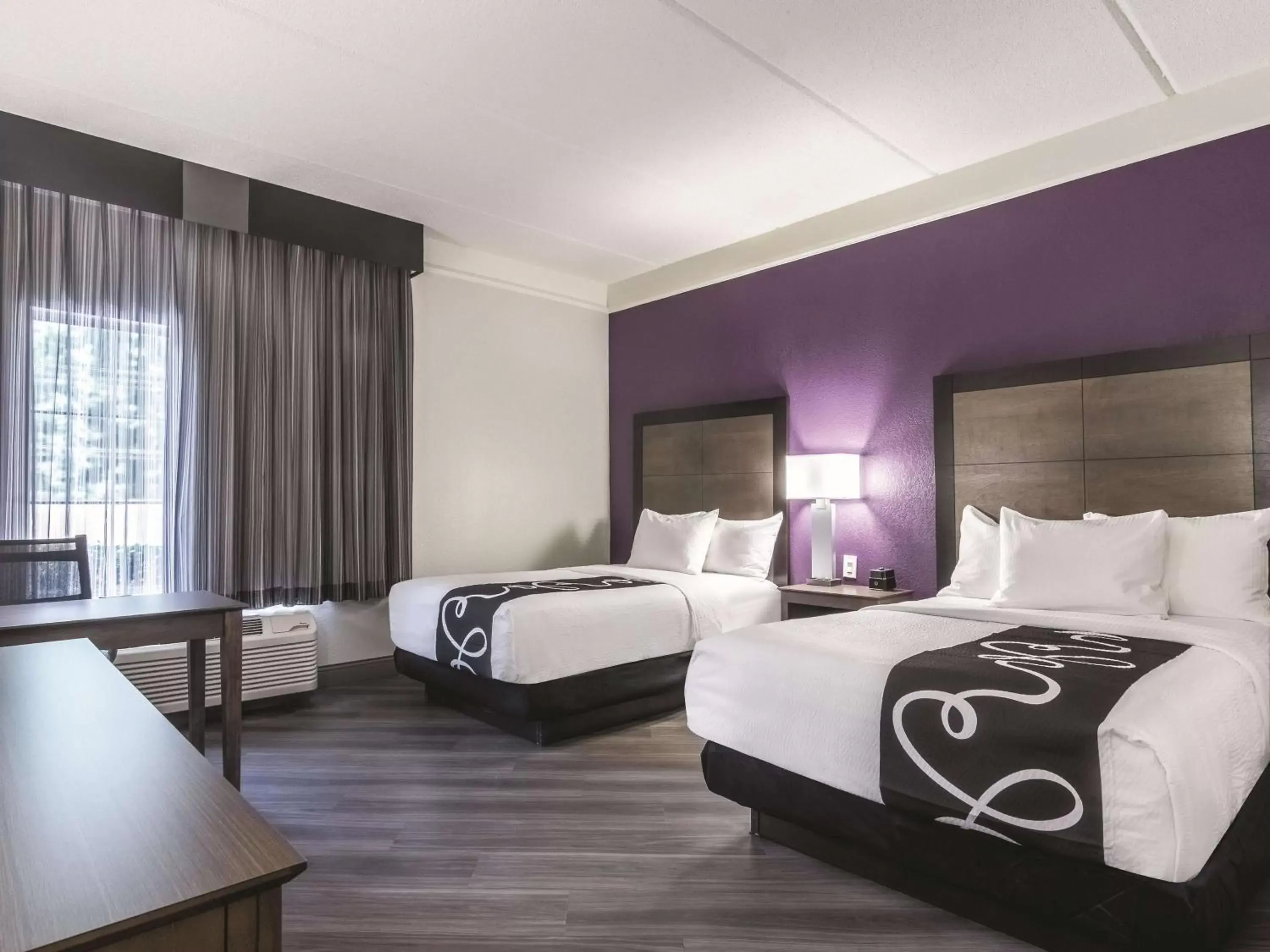 Double Room with Two Double Beds and Bathtub with Grab Bars/Mobility Access - Non-Smoking in La Quinta by Wyndham Atlanta Conyers Double Room with Two Double Beds and Bathtub with Grab Bars/Mobility Access - Non-Smoking in La Quinta by Wyndham Atlanta Conyers