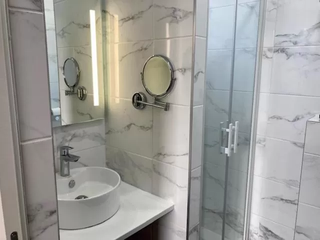 Shower in Hôtel Coeur De Loire