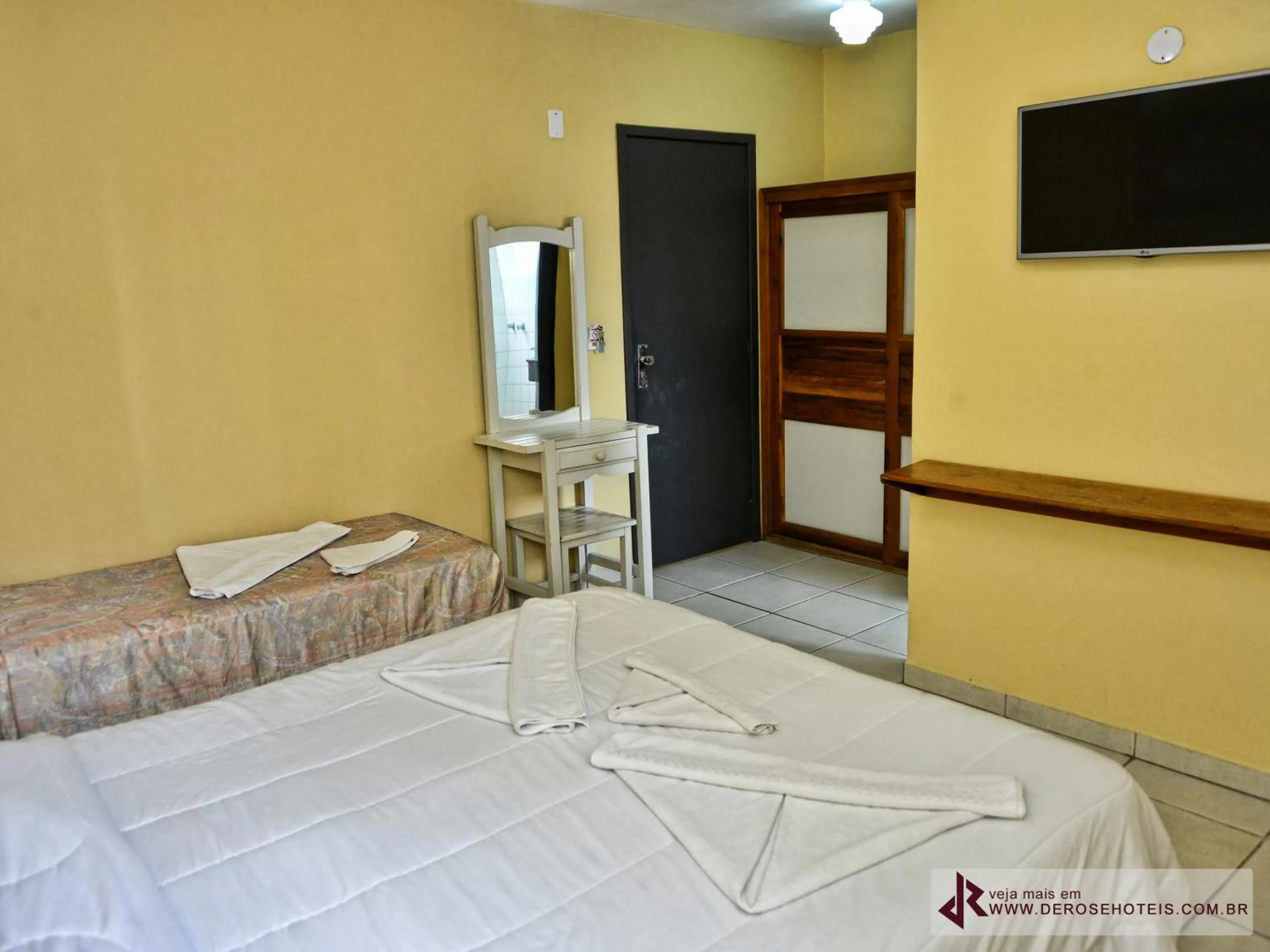 Bed, TV/Entertainment Center in De Rose Palace Hotel