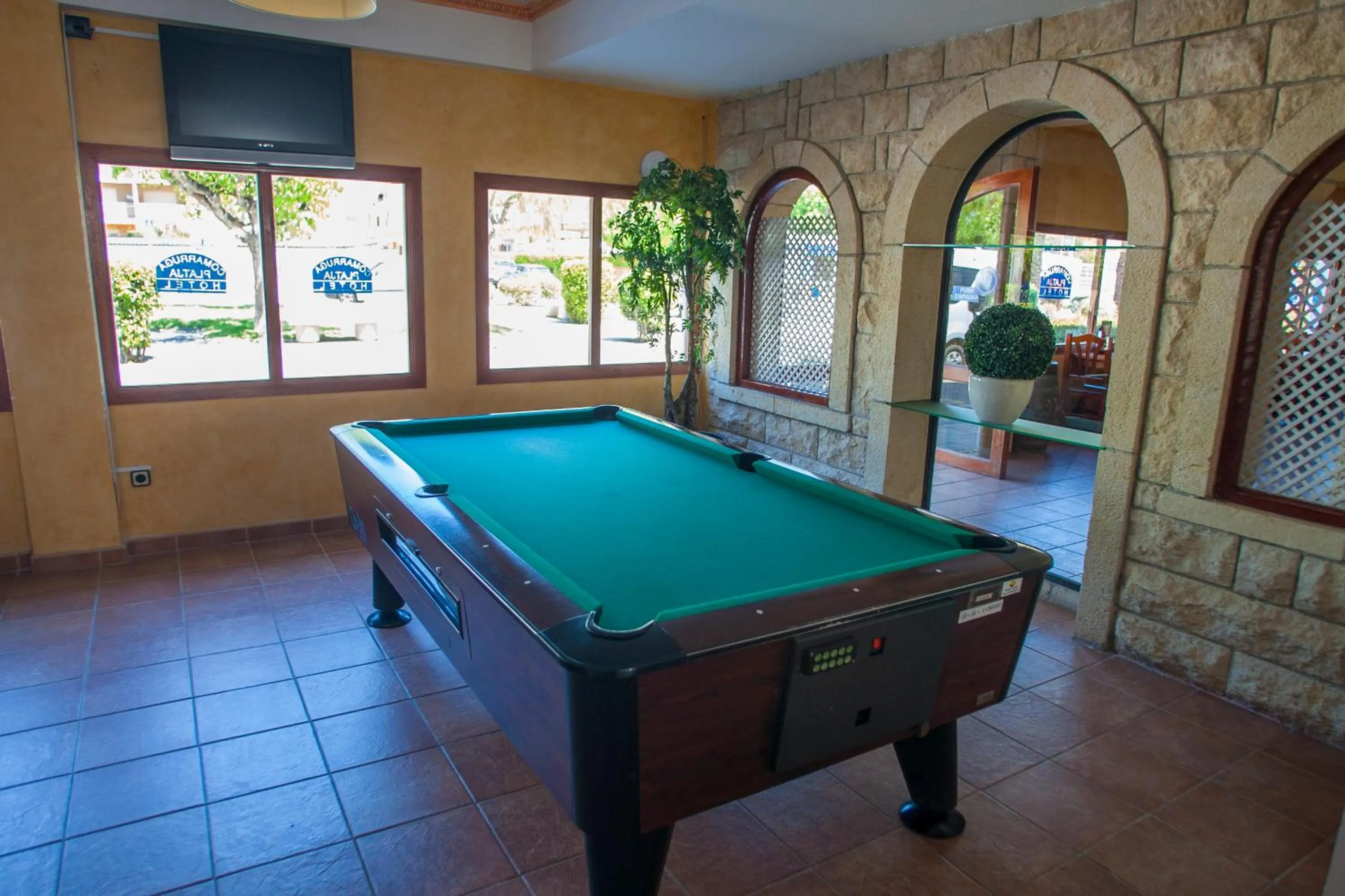 Communal lounge/ TV room in Hotel Comarruga Platja