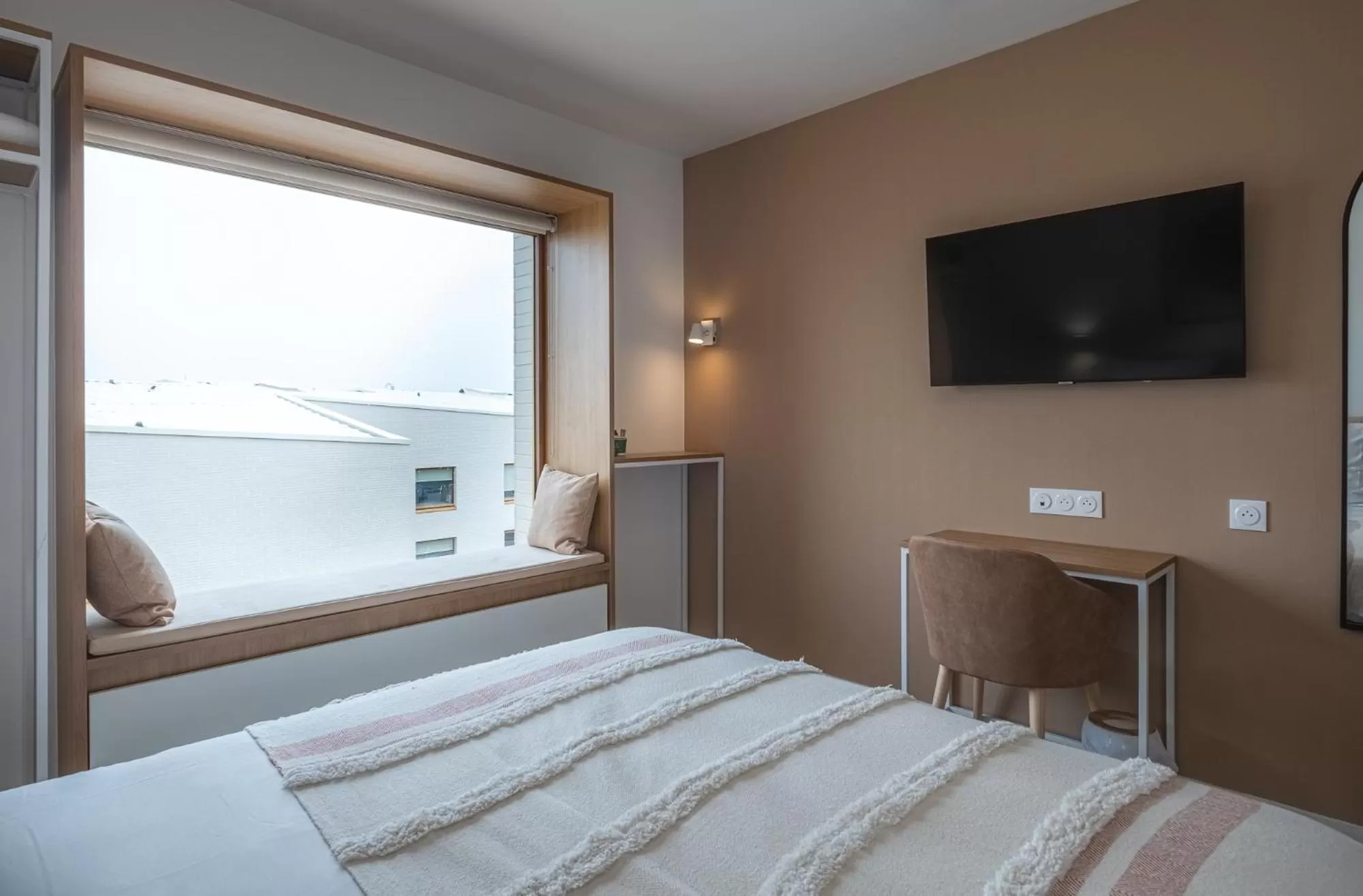 Communal lounge/ TV room, Bed in Hôtel Amiens Sud