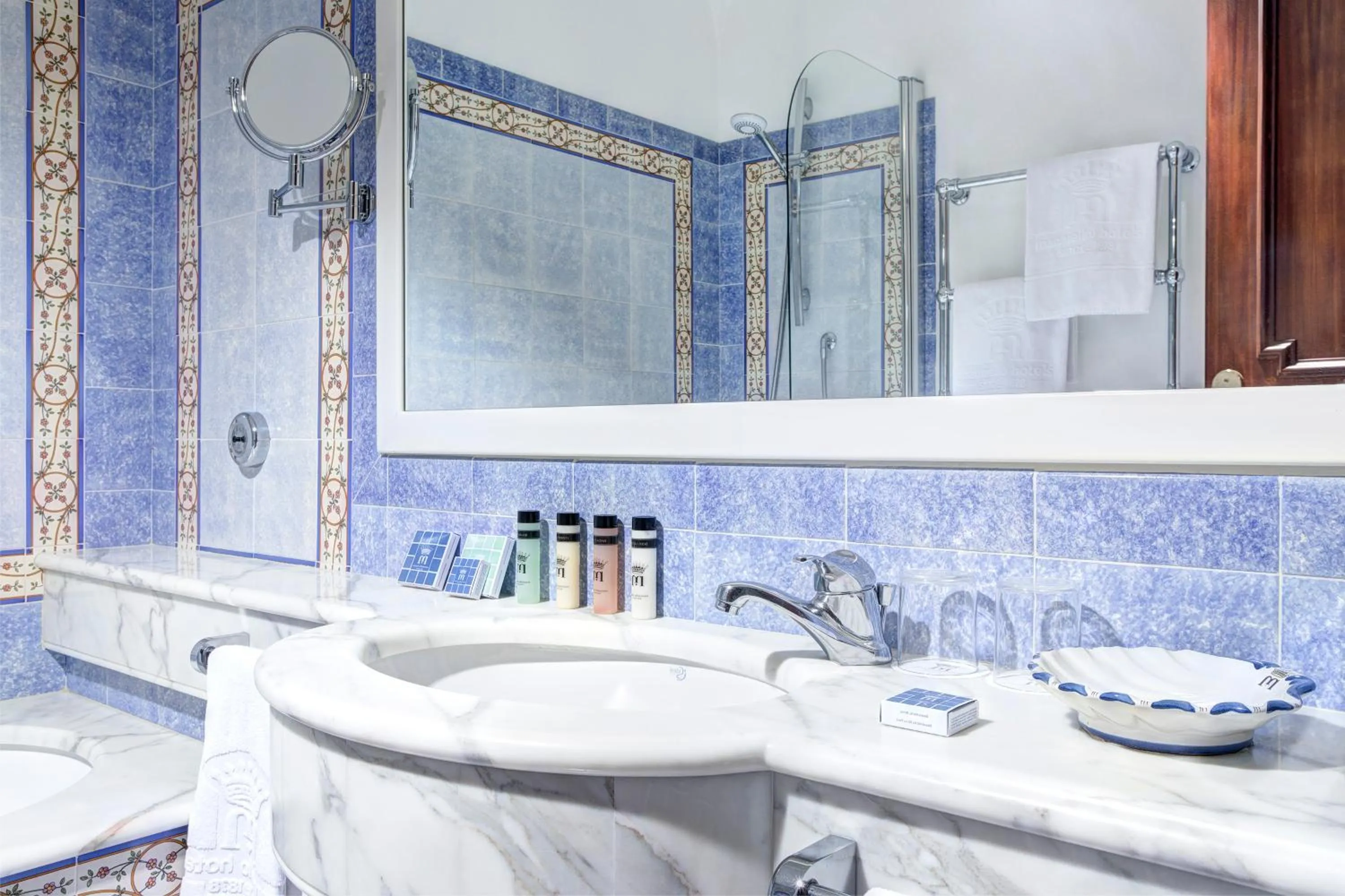 Shower in Grand Hotel de la Ville