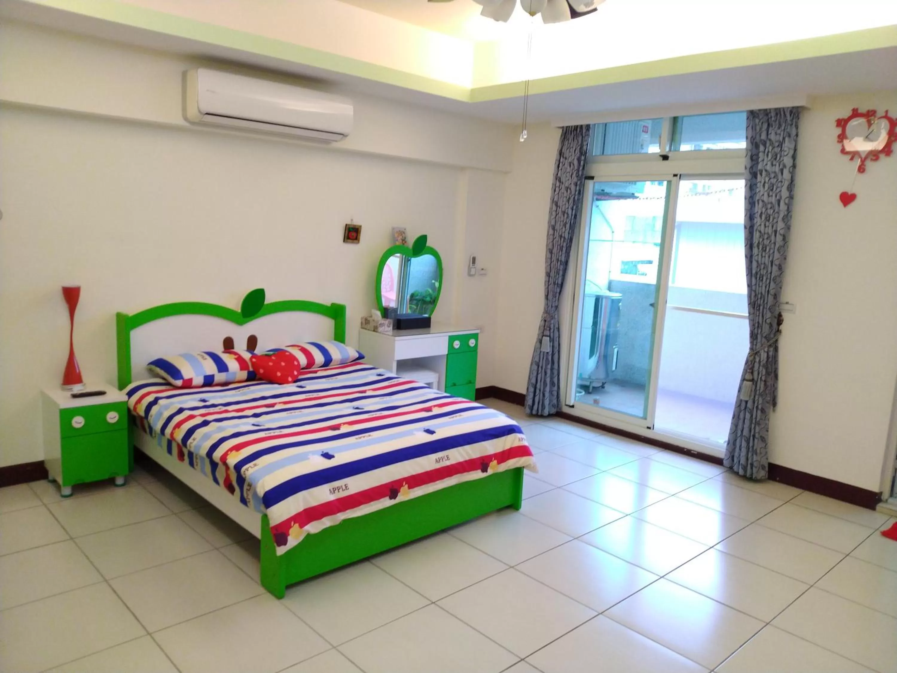 Deluxe Double Room in Alien B&B