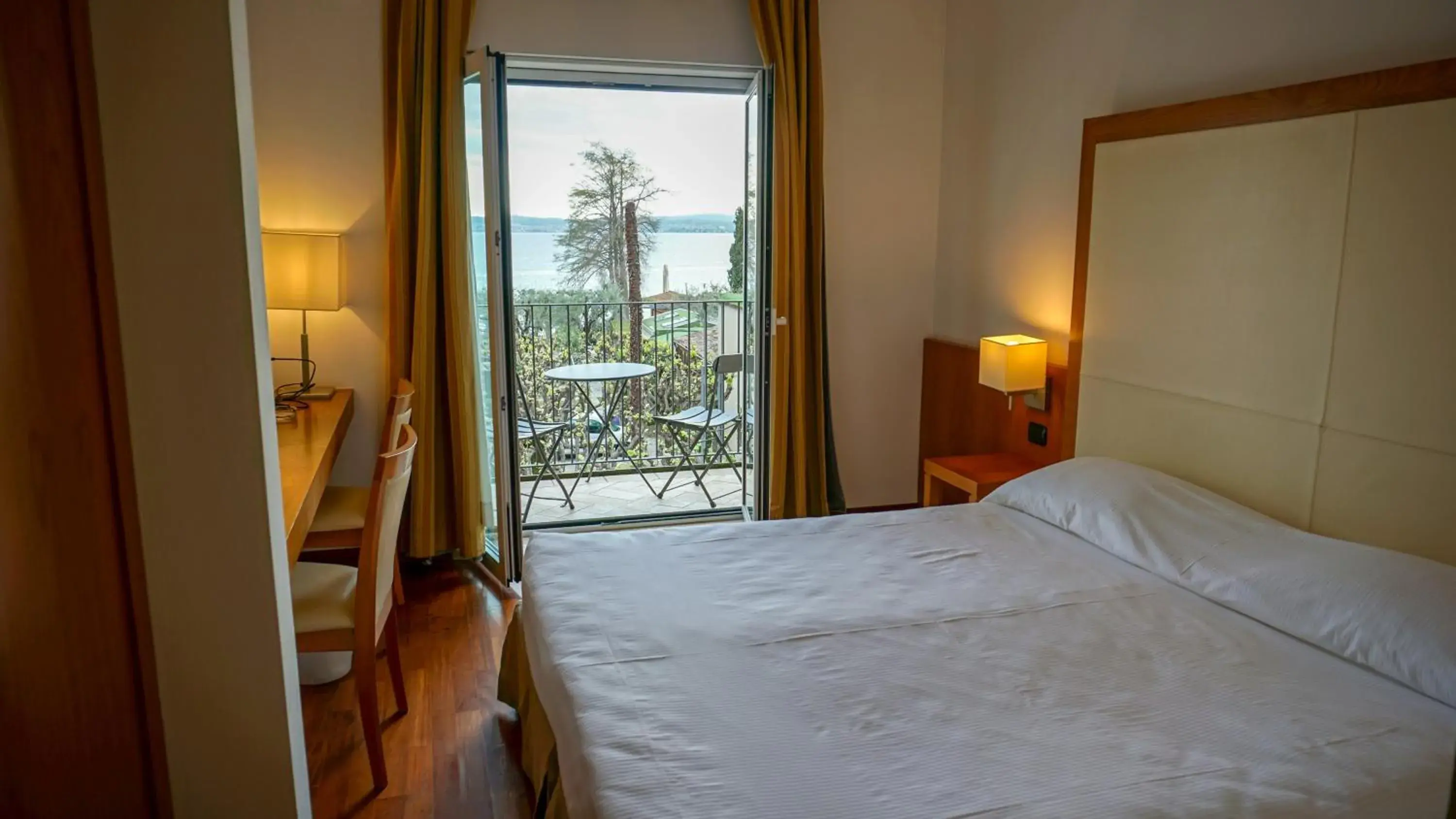 Comfort Double or Twin Room with Balcony and Lake View in Hotel Mavino Comfort Double or Twin Room with Balcony and Lake View in Hotel Mavino