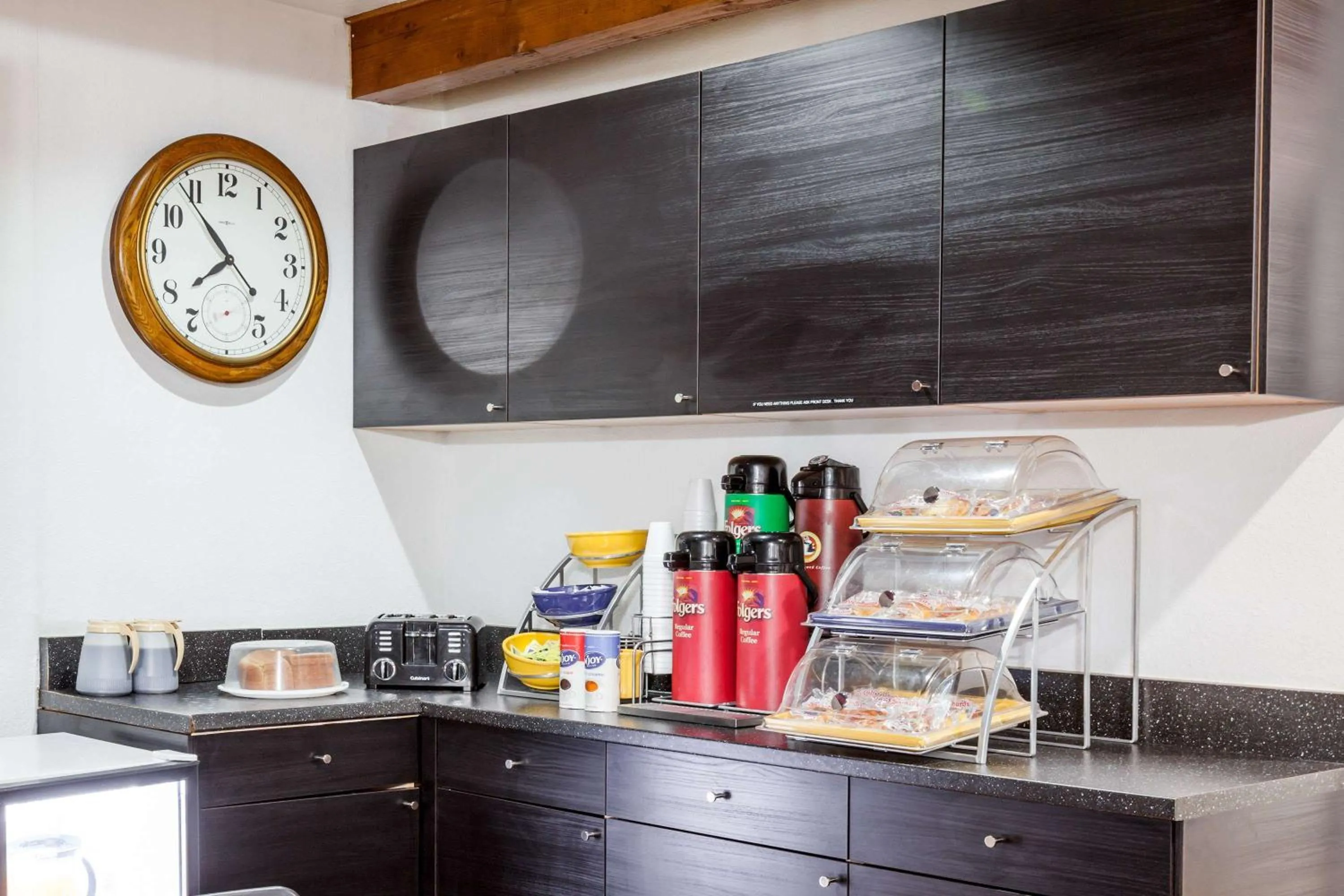 Restaurant/places to eat in Days Inn by Wyndham Castaic Six Flags Magic Mountain