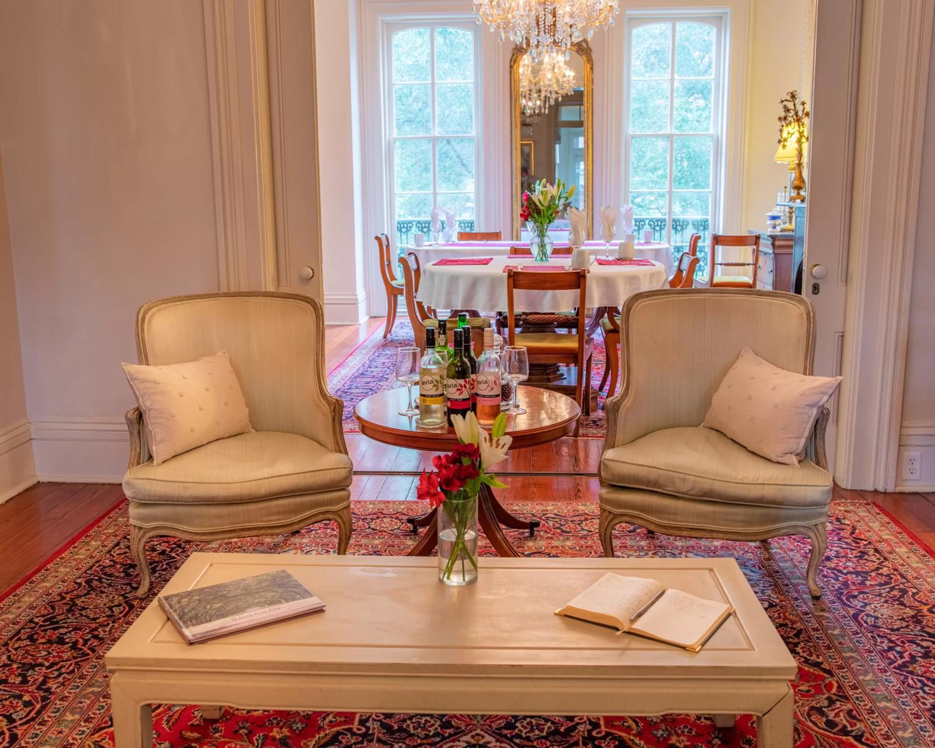 Communal lounge/ TV room in Justine Inn Savannah