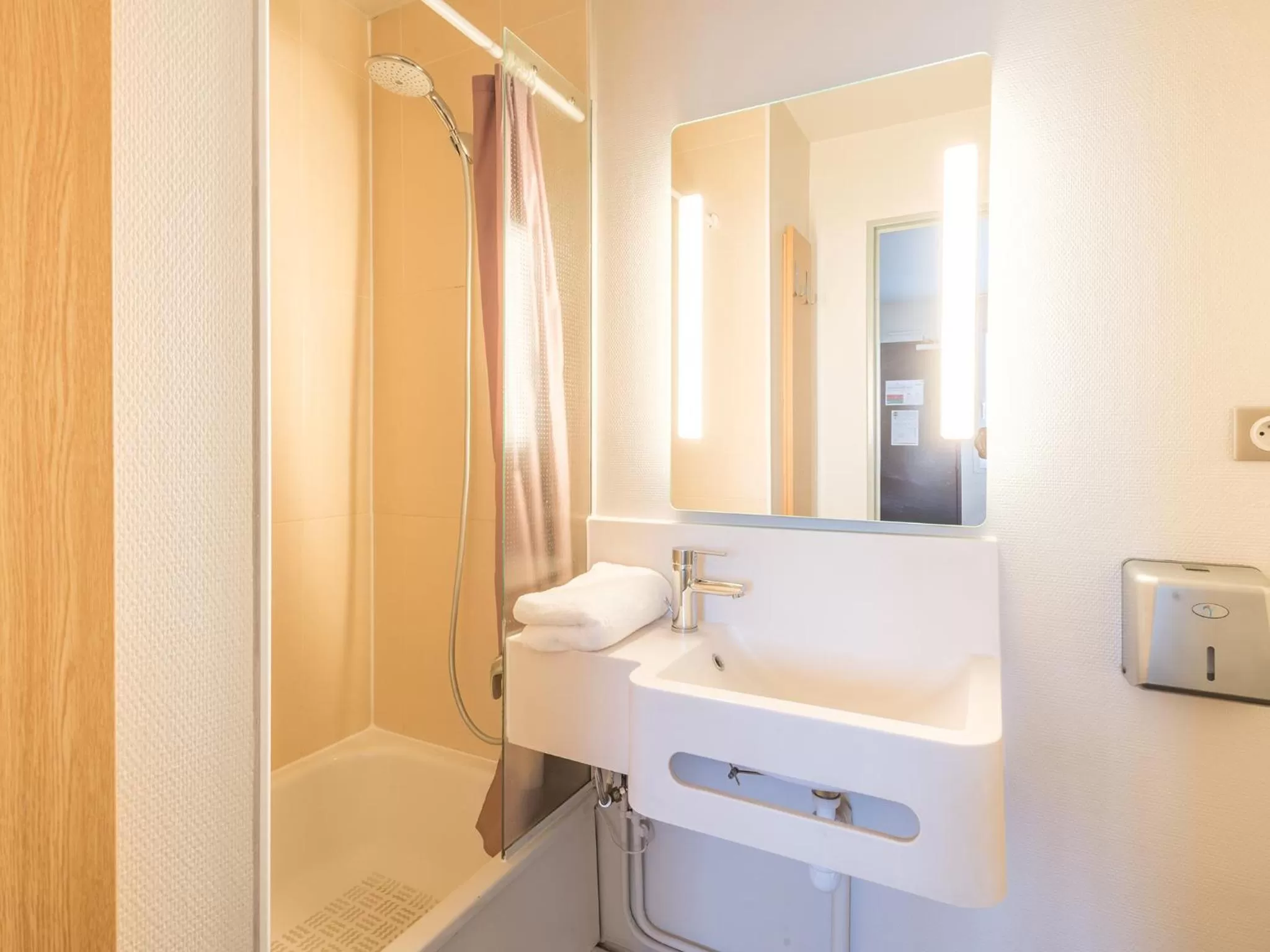 Bathroom in B&B HOTEL Strasbourg Sud Geispolsheim