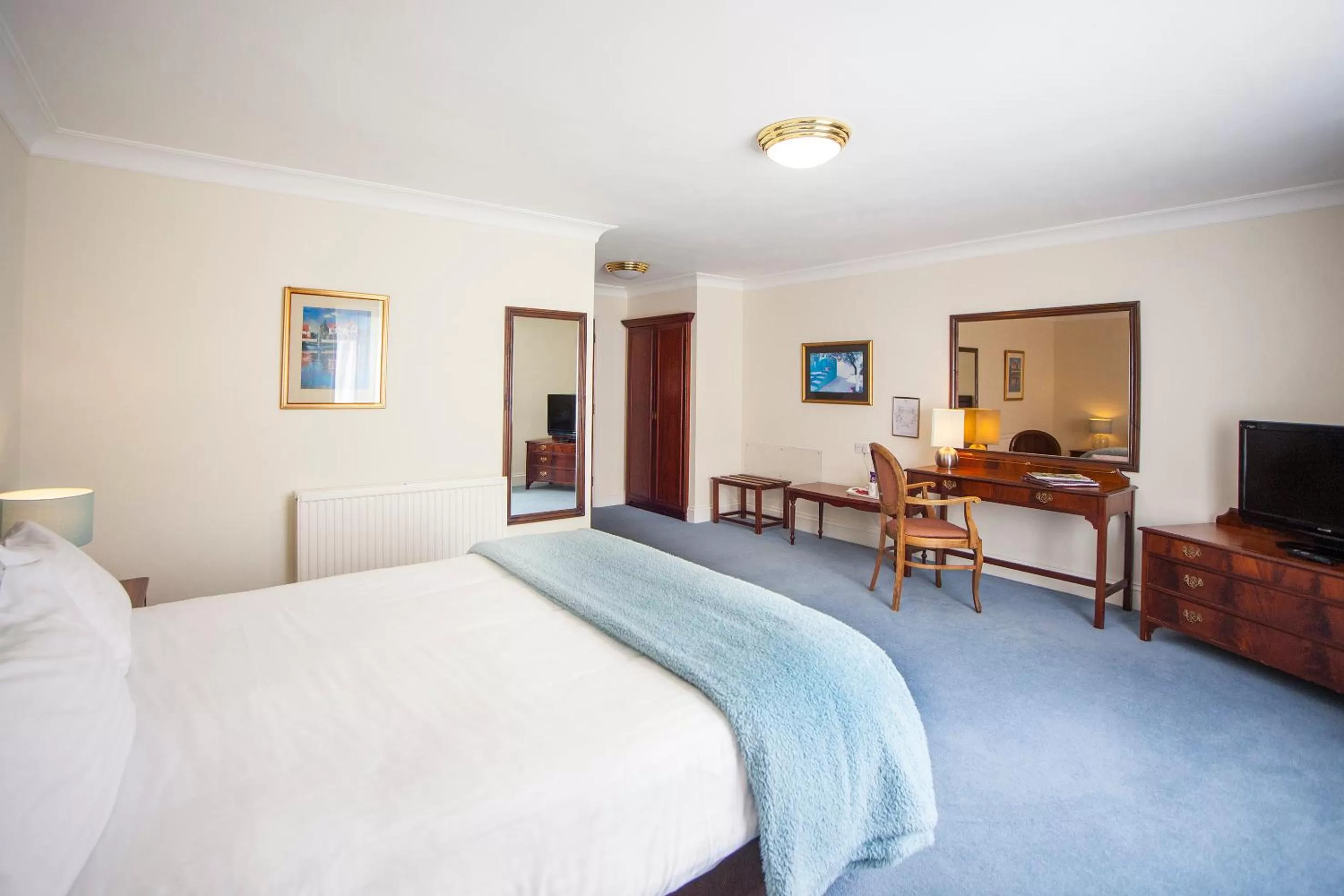 Bed in The Walnut Tree Hotel