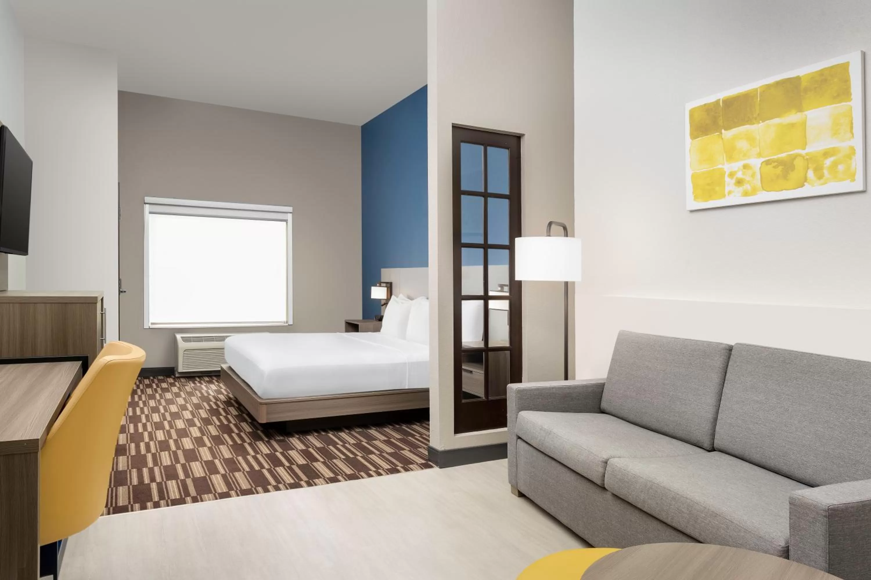 Seating area, Bed in Comfort Suites Lake City