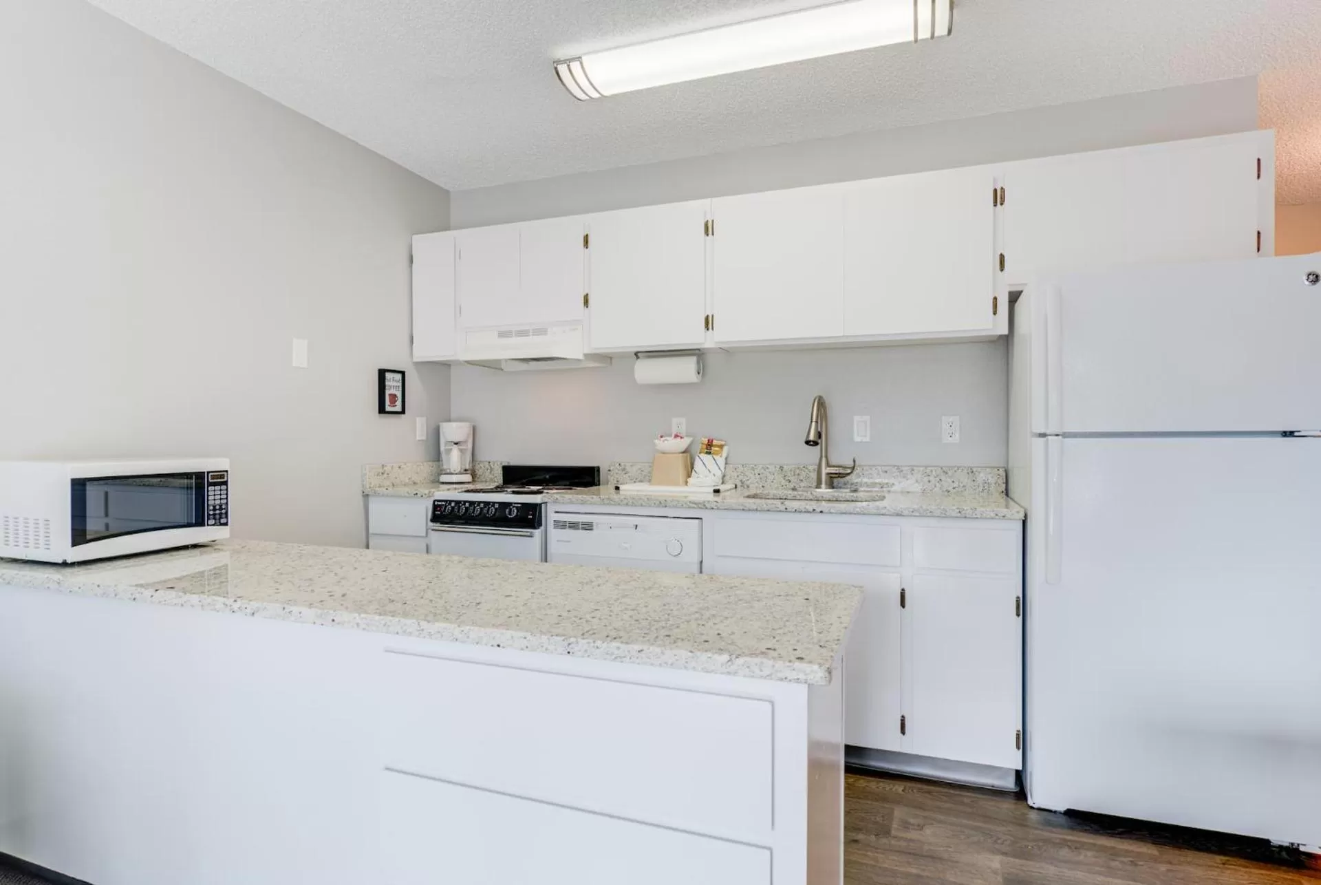 Kitchen or kitchenette, Kitchen/Kitchenette in Bend Riverside Condos