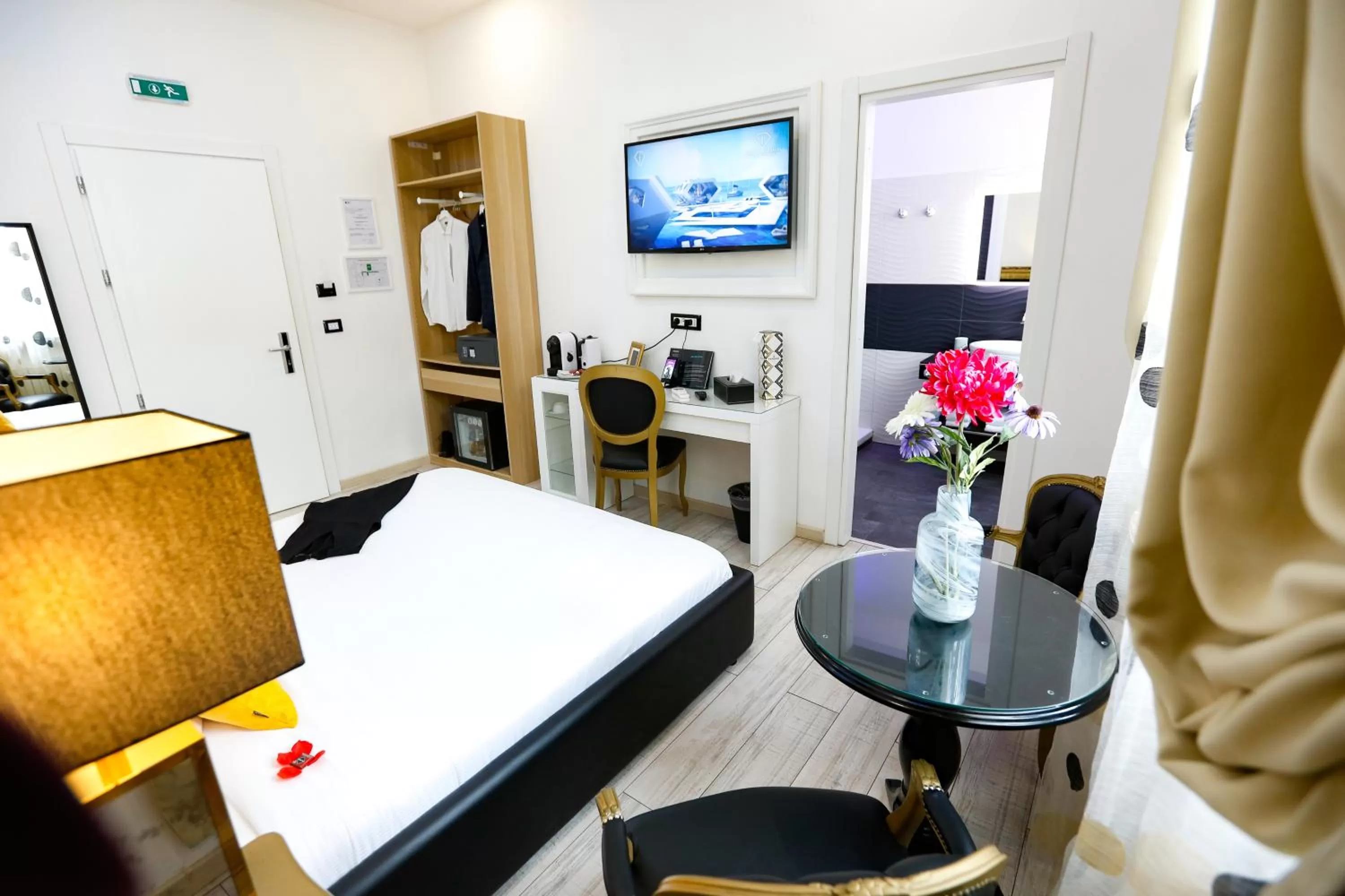 TV and multimedia, Bed in Escape Luxury Suite - CA Domus Collection