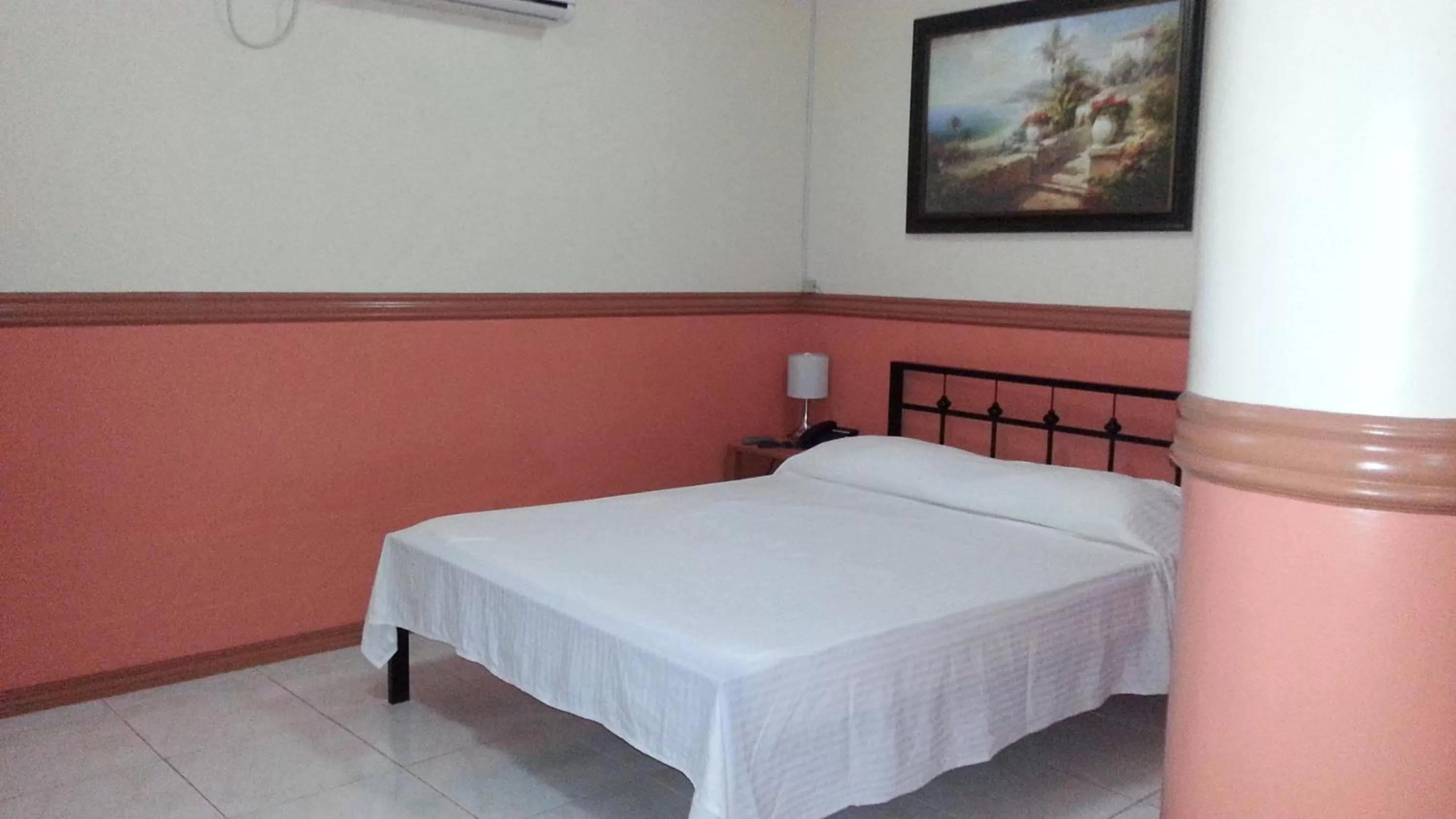 Bed in Kokomos Hotel and Restaurant