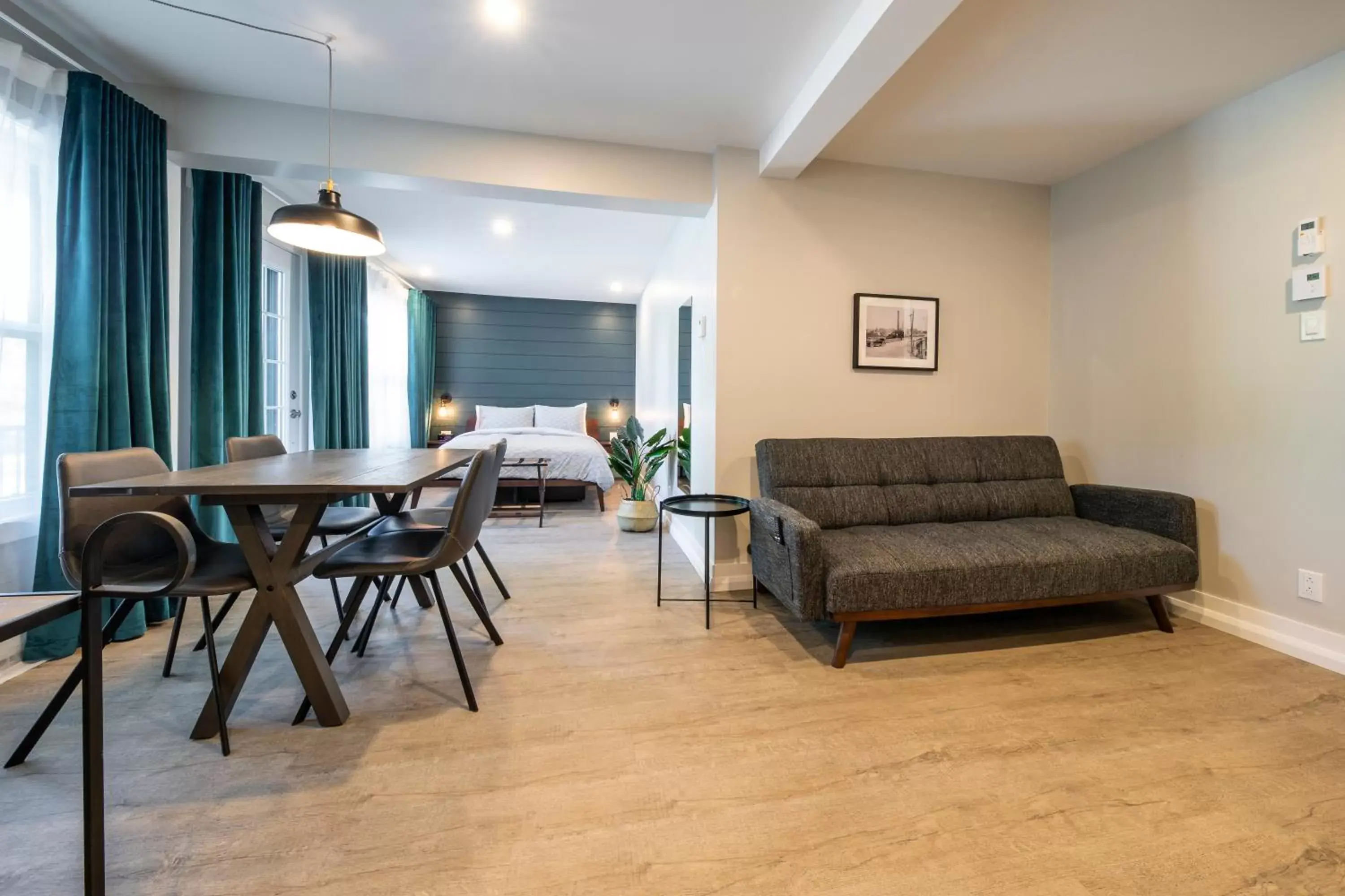 Comfort Quadruple Room in Square Victoria Maison Hôtelière Comfort Quadruple Room in Square Victoria Maison Hôtelière