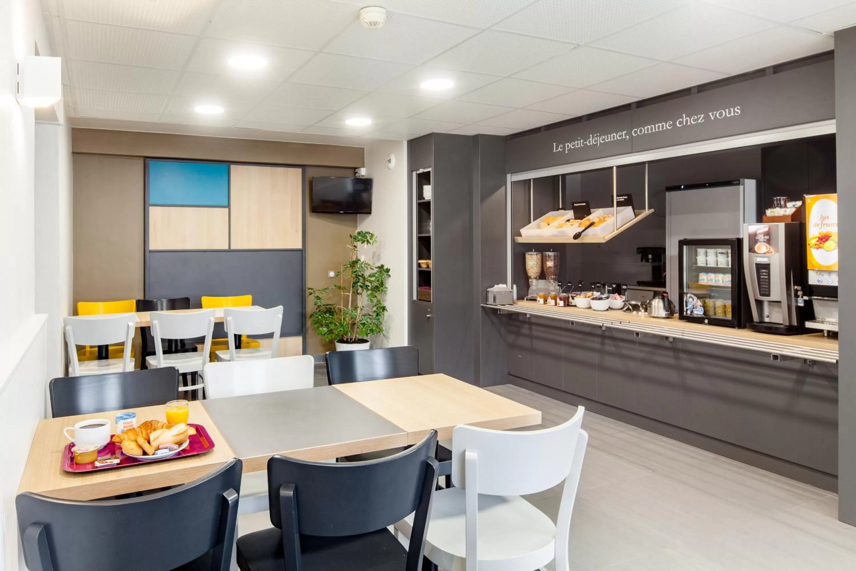 Restaurant/places to eat in B&B HOTEL La Queue En Brie