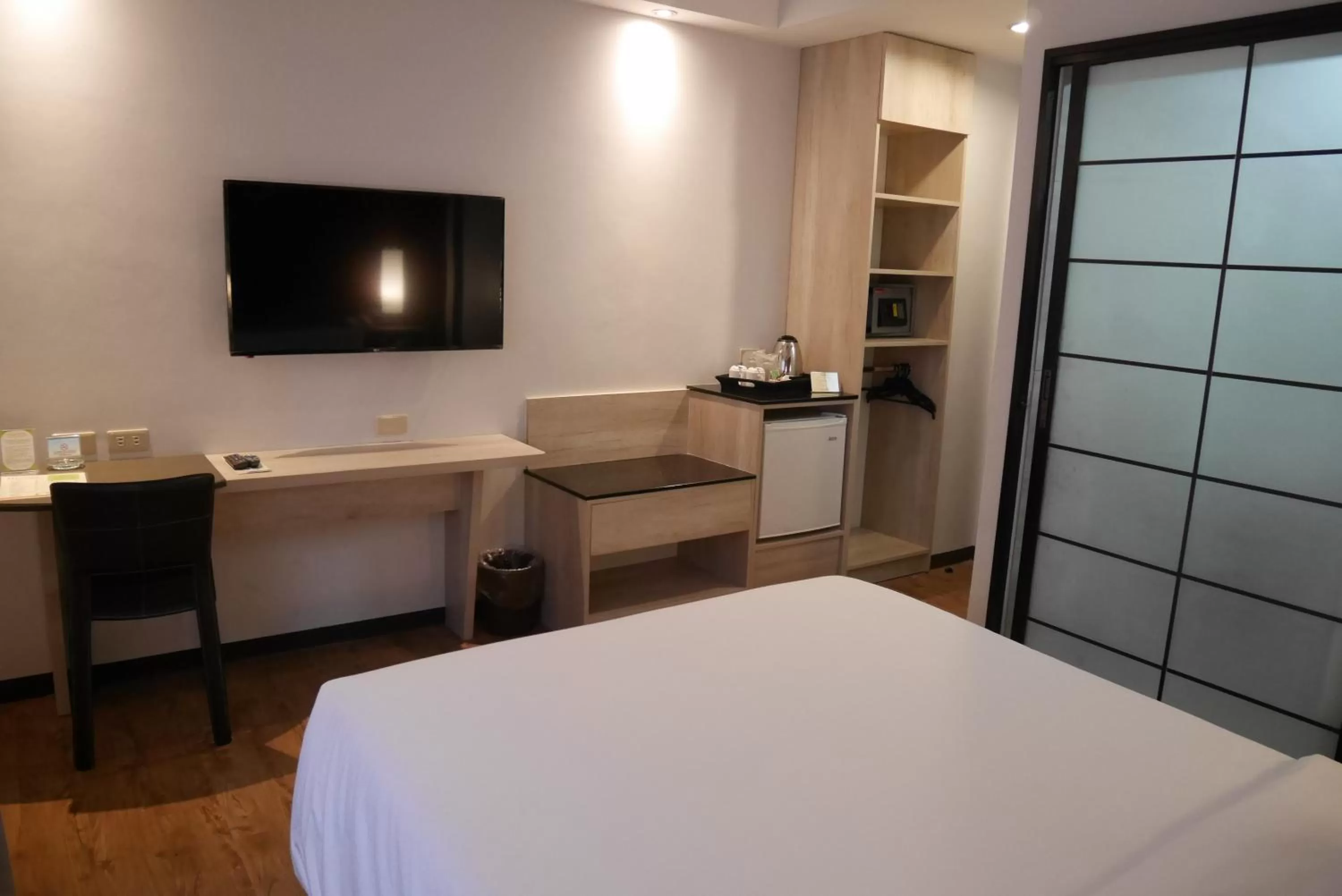 TV and multimedia, Bed in Circle Inn Hotel and Suites Bacolod