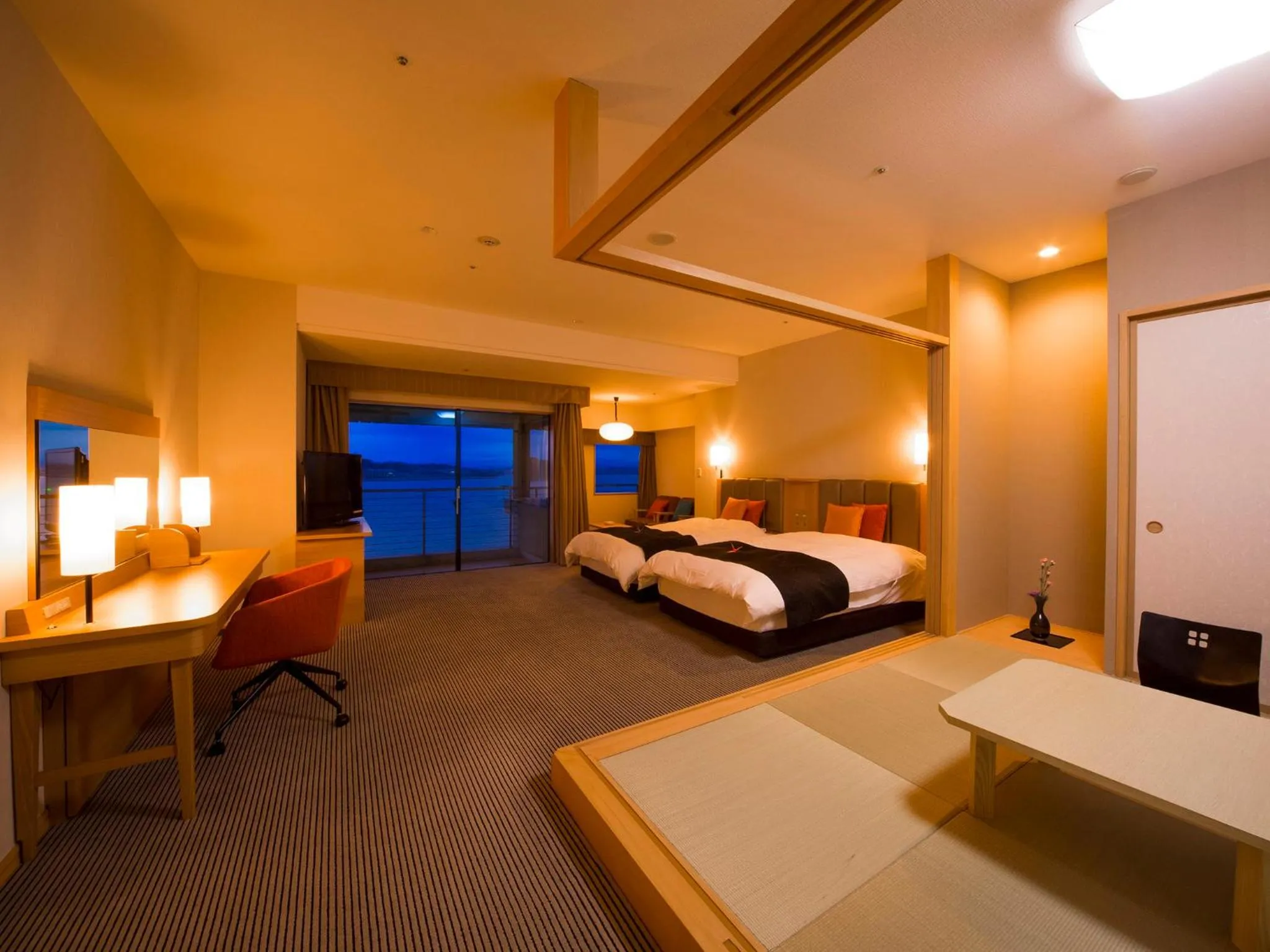 Photo of the whole room, Bed in APA Hotel & Resort Kaga Katayamazu Onsen Kasuikyo
