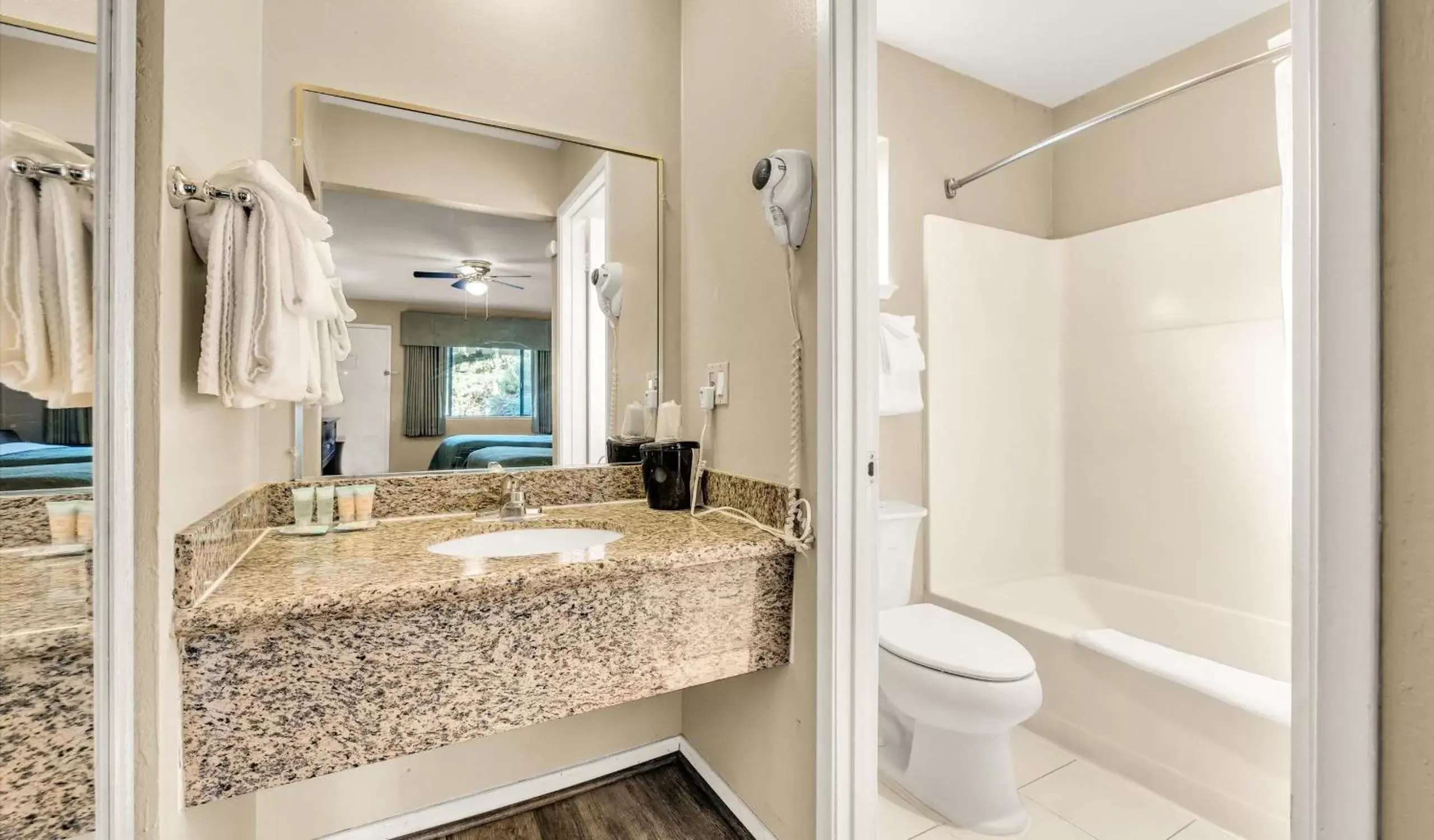 Deluxe Single Room with Balcony in Quality Inn Monterey Deluxe Single Room with Balcony in Quality Inn Monterey