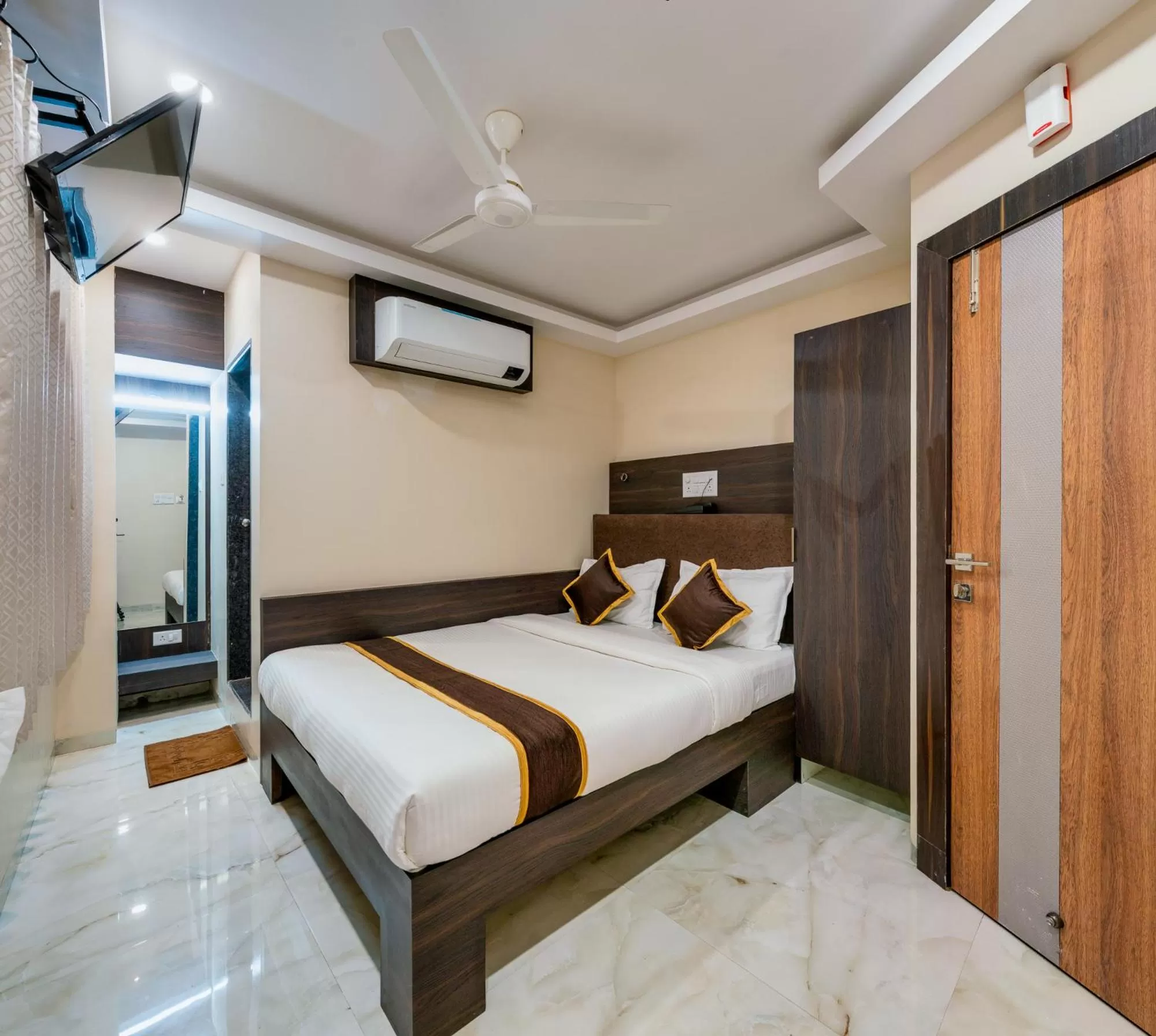 Bed in Hotel Aatithya Satkar Near Mahalaxmi Temple