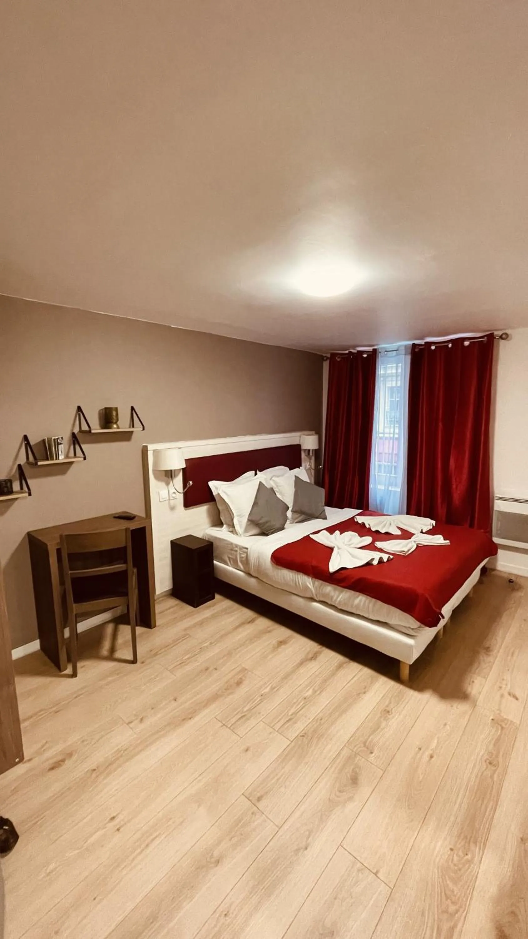 Photo of the whole room in Jeff Hotel