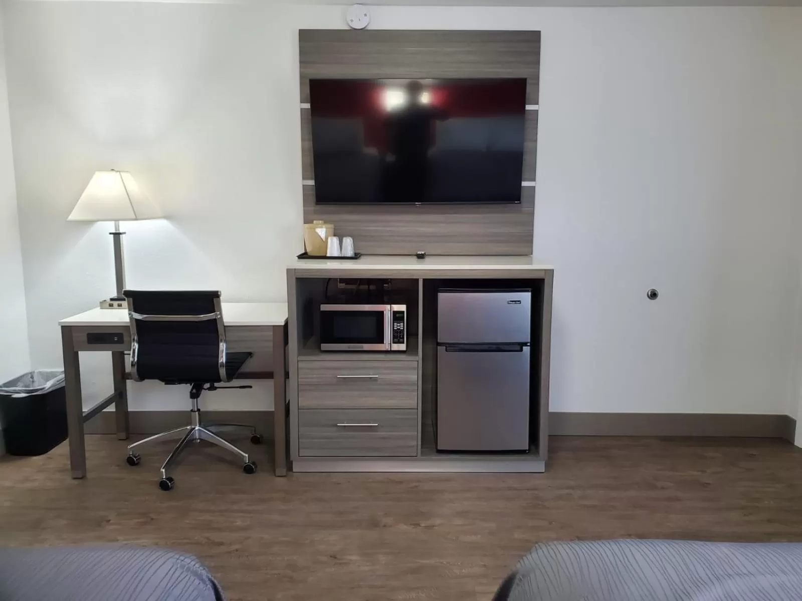 TV and multimedia in Seven Seas Inn & Suites